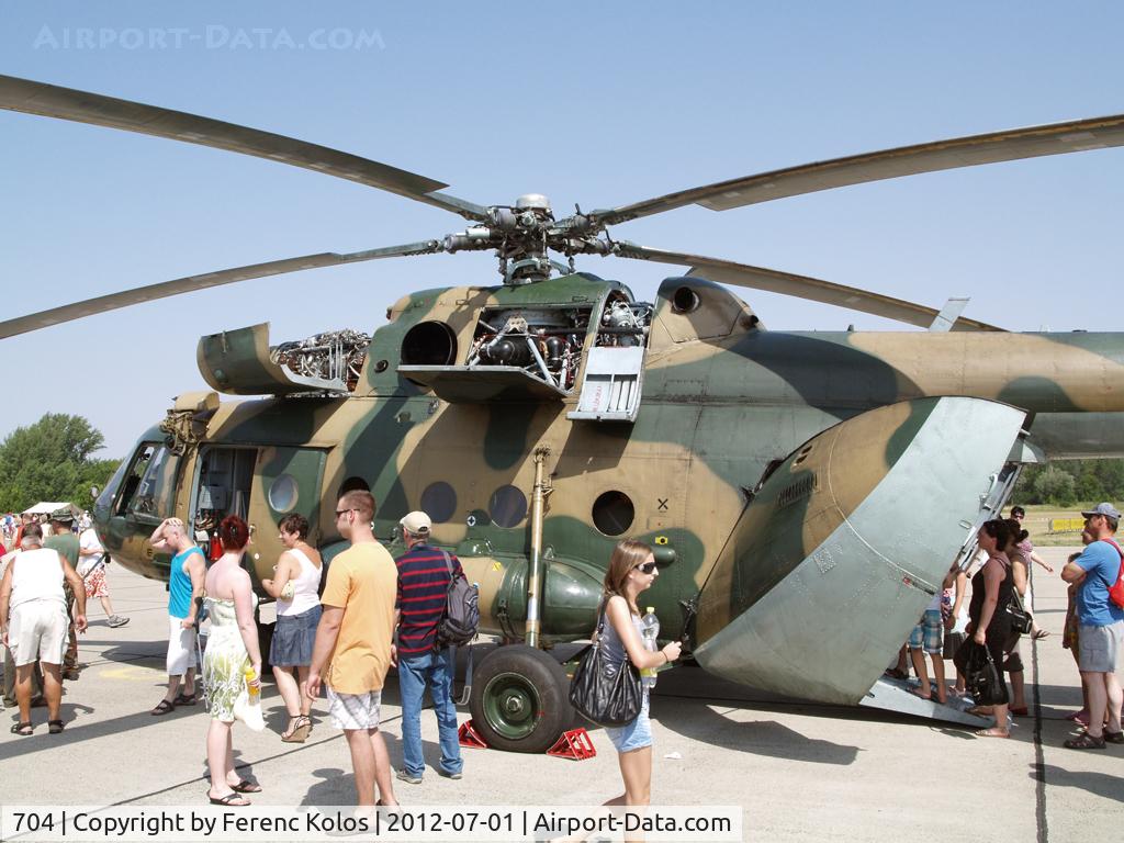 704, 1987 Mil Mi-17 Hip C/N 104M04, Pápa