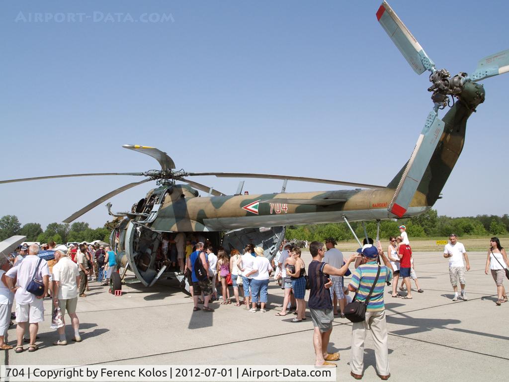704, 1987 Mil Mi-17 Hip C/N 104M04, Pápa