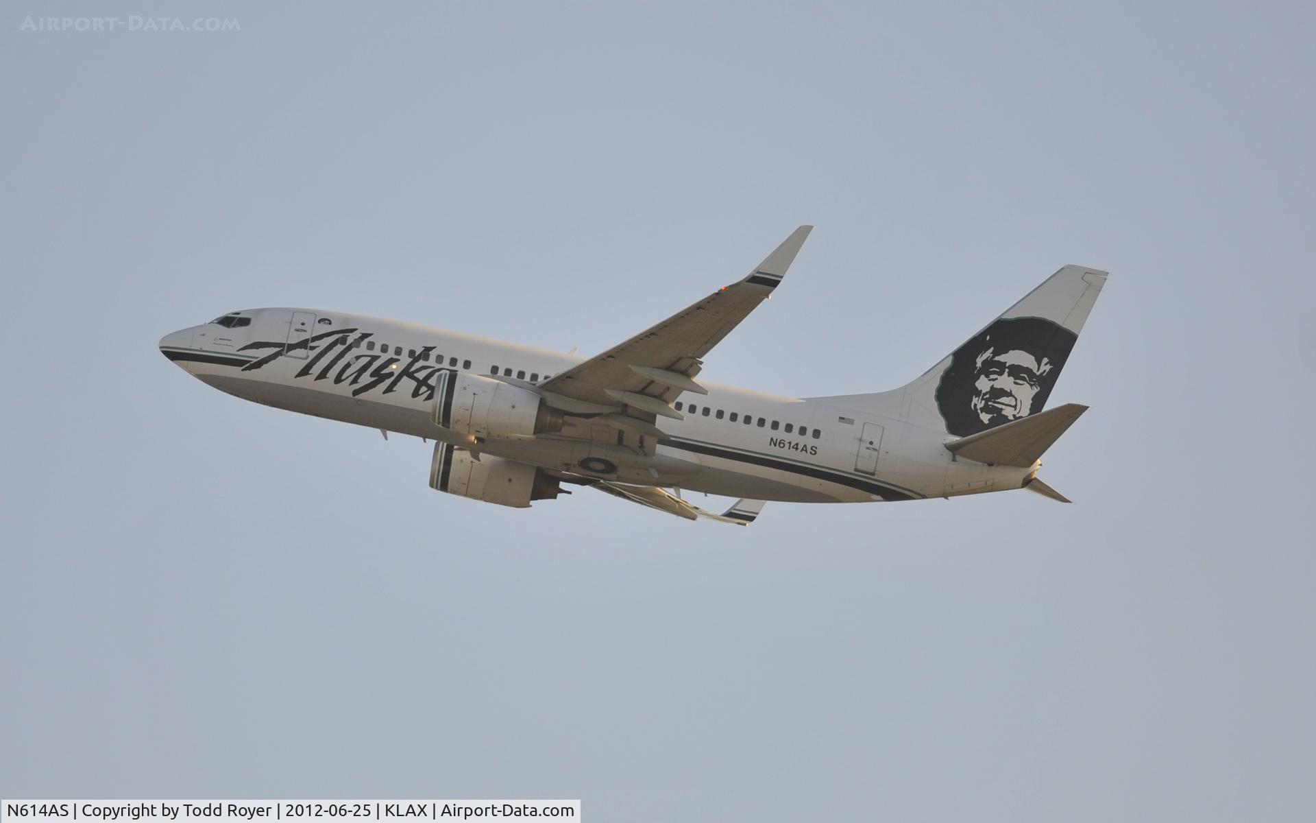 N614AS, 1999 Boeing 737-790 C/N 30343, Departing LAX on 25R