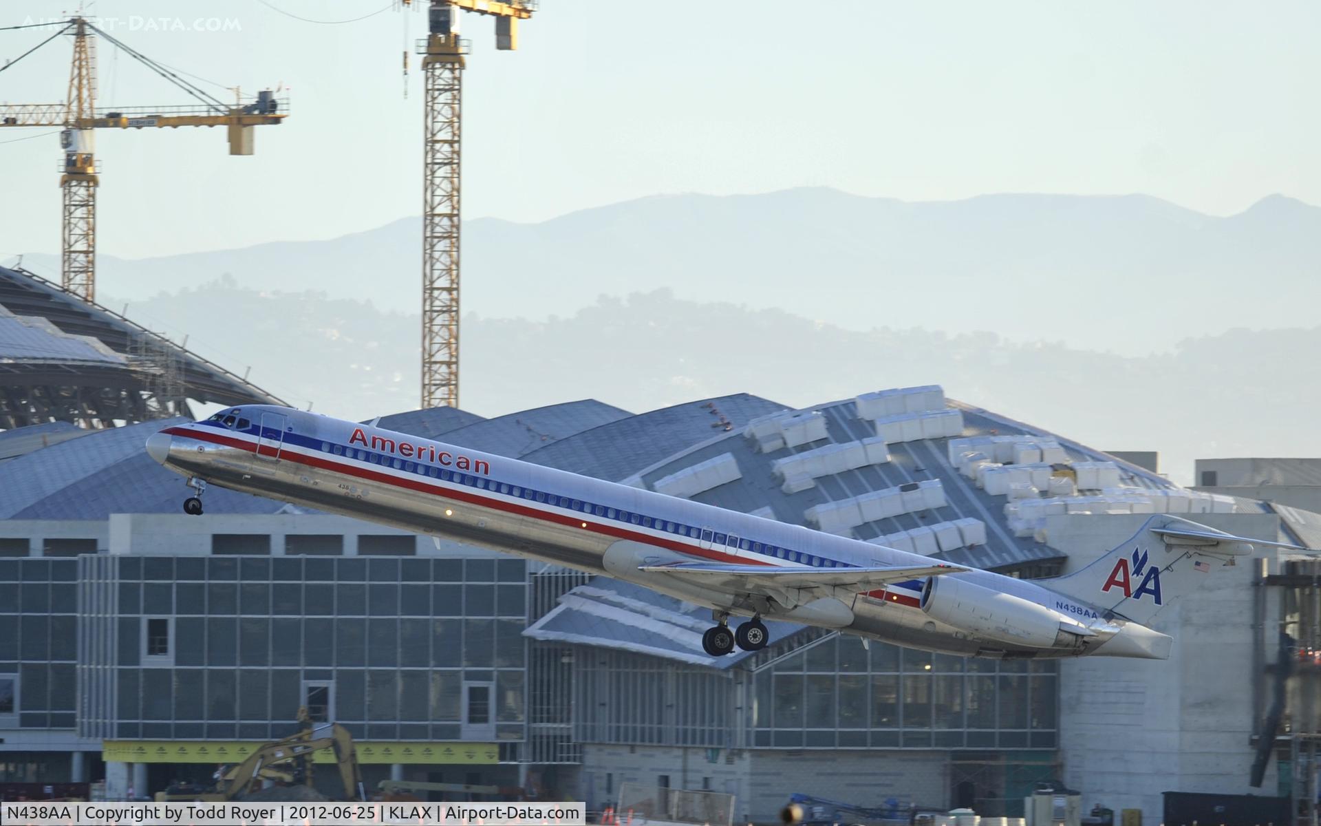 N438AA, 1987 McDonnell Douglas MD-83 (DC-9-83) C/N 49456, Departin LAX on 25R