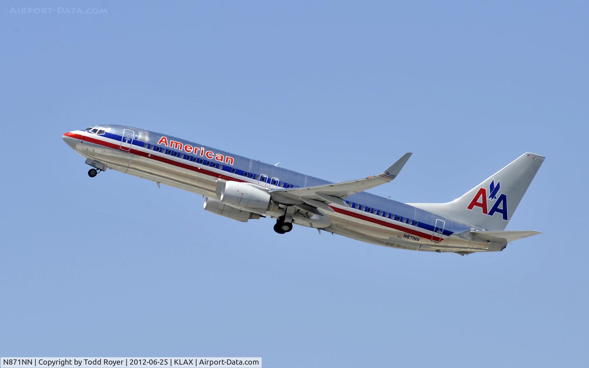 N871NN, 2011 Boeing 737-823 C/N 31127, Departing LAX on 25R