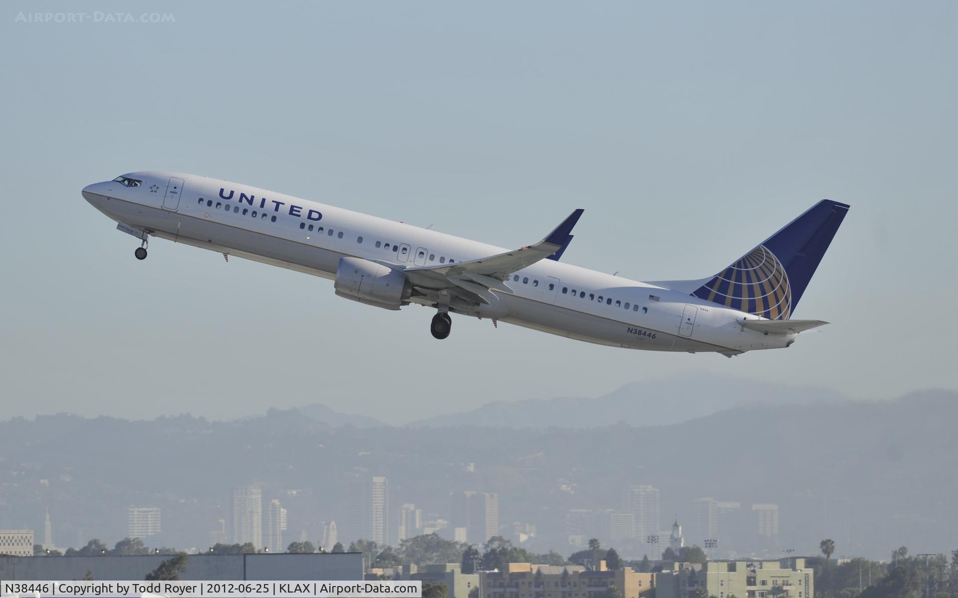 N38446, 2012 Boeing 737-924/ER C/N 31661, Departing LAX on 25R