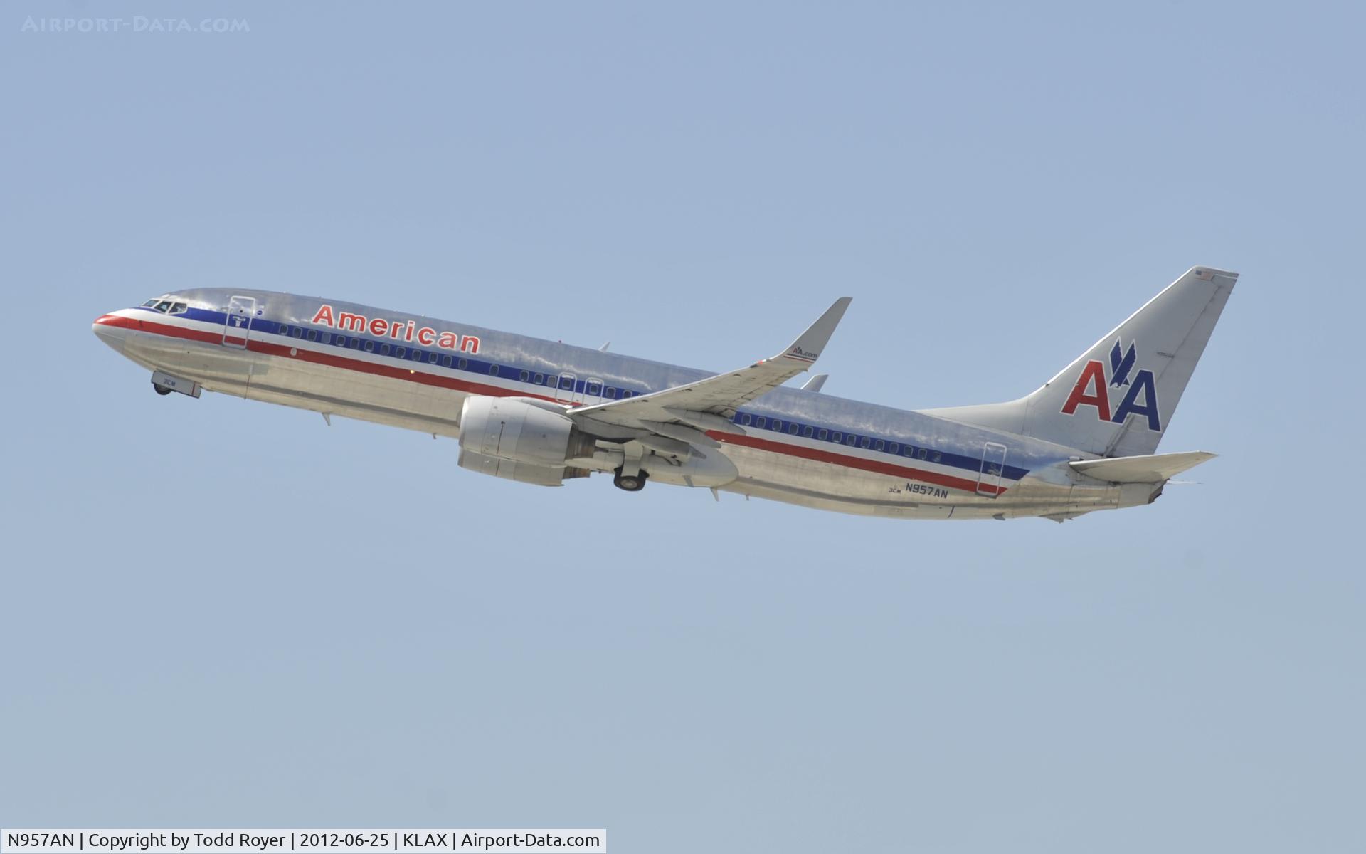 N957AN, 2001 Boeing 737-823 C/N 29541, Departing LAX on 25R