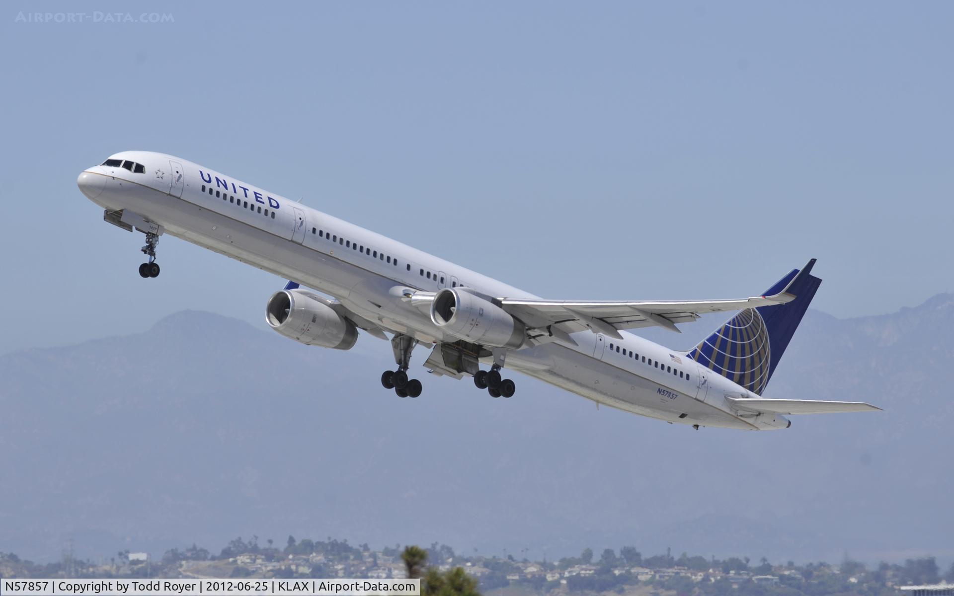 N57857, 2004 Boeing 757-324 C/N 32816, Departing LAX on 25R