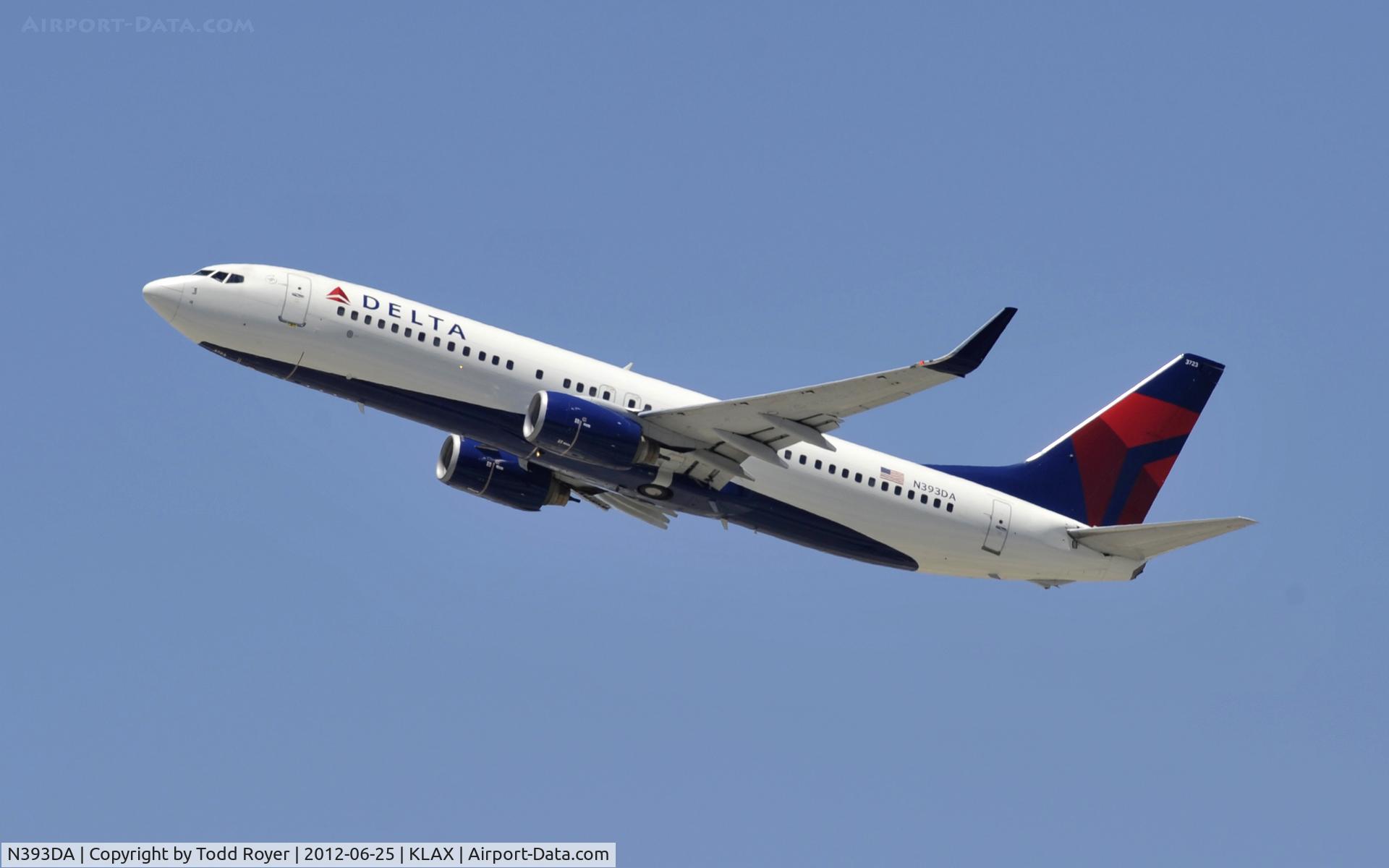N393DA, 2000 Boeing 737-832 C/N 30377, Departing LAX on 25R
