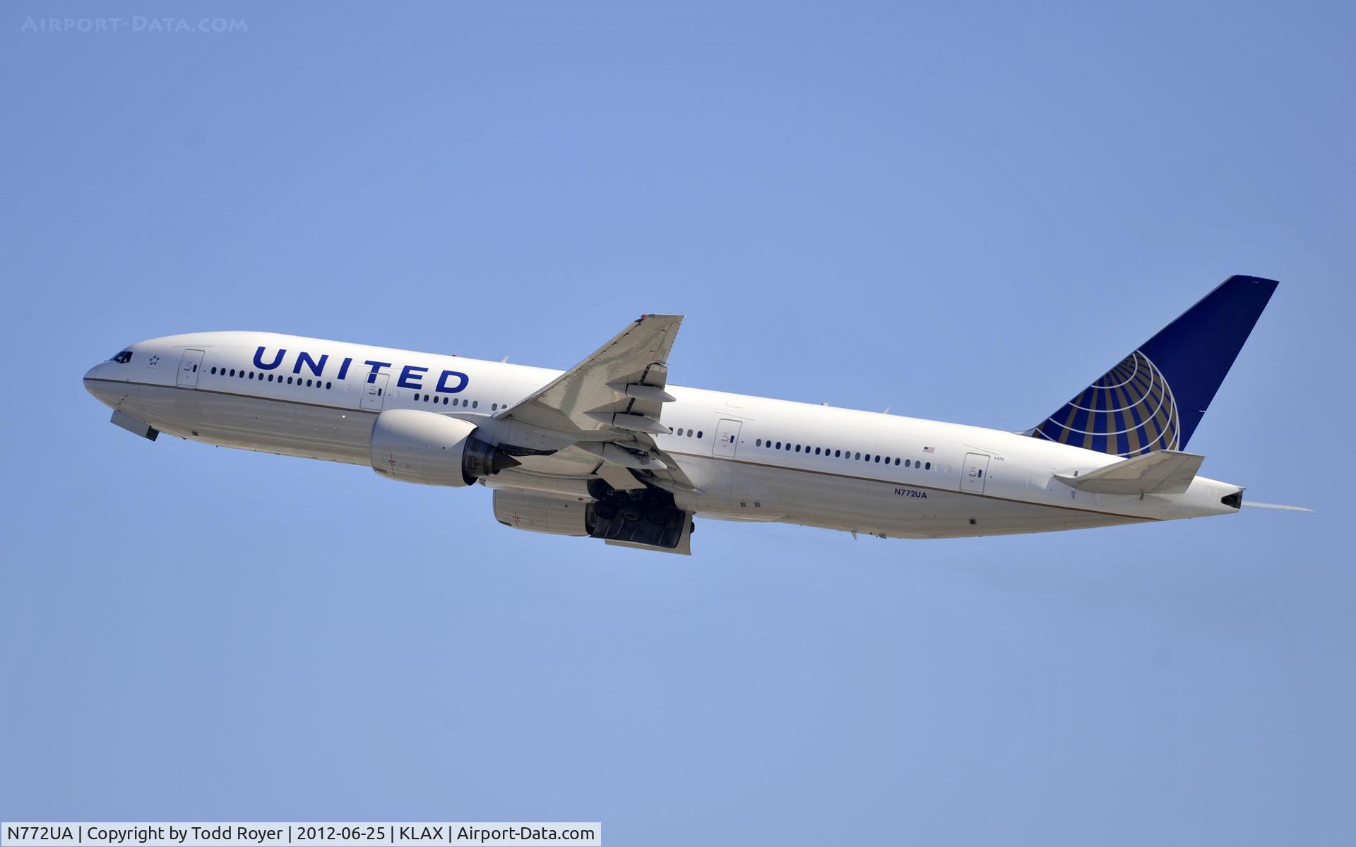 N772UA, 1995 Boeing 777-222 C/N 26930, Departing LAX on 25R