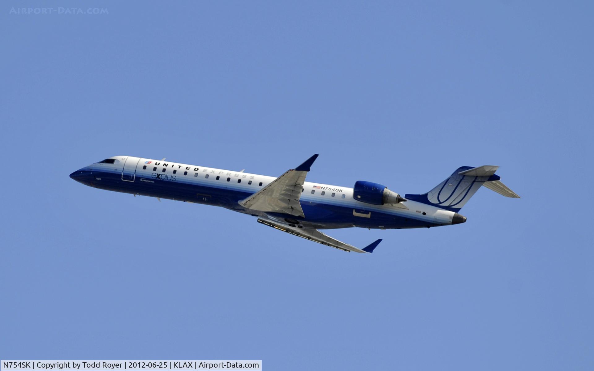 N754SK, 2005 Bombardier CRJ-701 (CL-600-2C10) Regional Jet C/N 10215, Departing LAX on 25R