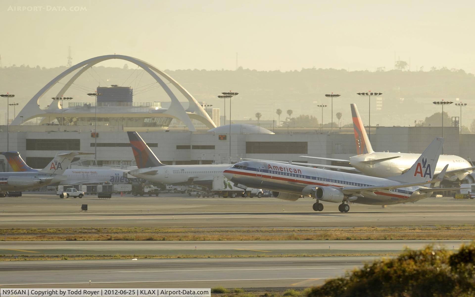N956AN, 2001 Boeing 737-823 C/N 30090, Departing LAX on 25R in the first rays of sunlight