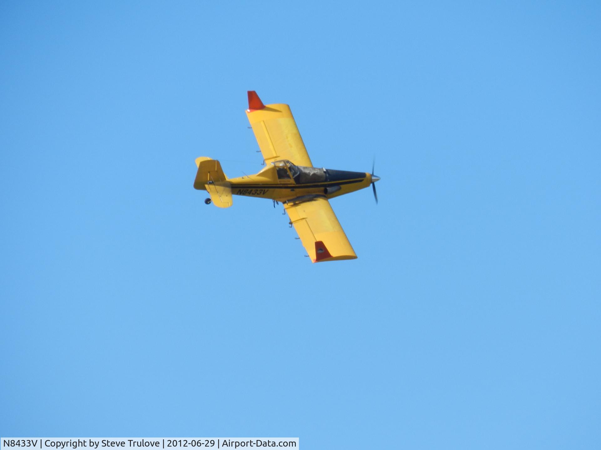 N8433V, Rockwell International S-2R Turbo Thrush Commander C/N 2193R, Working north of, and ajacent to the Snake River in southern Idaho, across the river from Givens Hot Springs. 29-JUN-2012