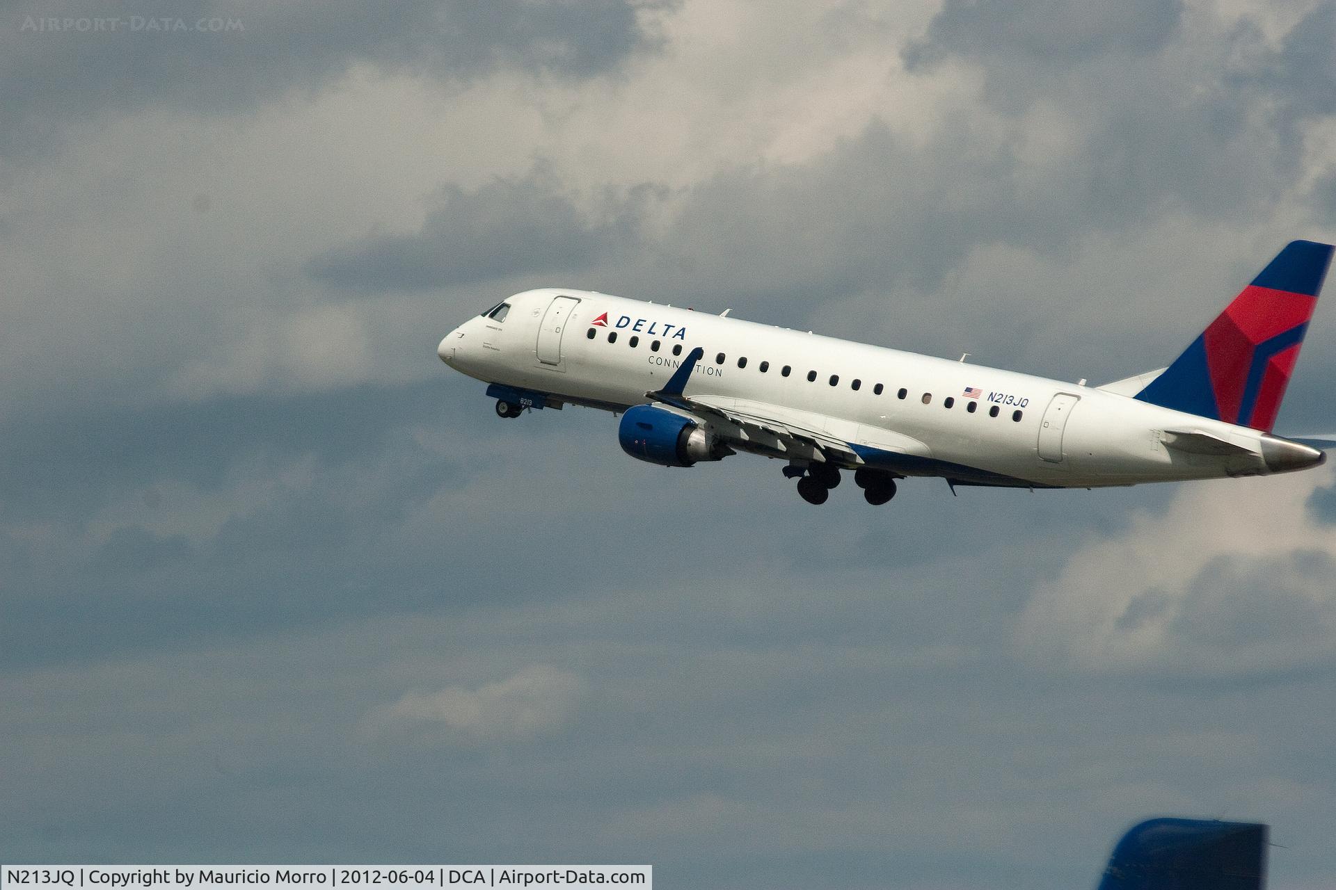 N213JQ, 2009 Embraer 175LR (ERJ-170-200LR) C/N 17000265, EMB 170 taking off at Reagan National