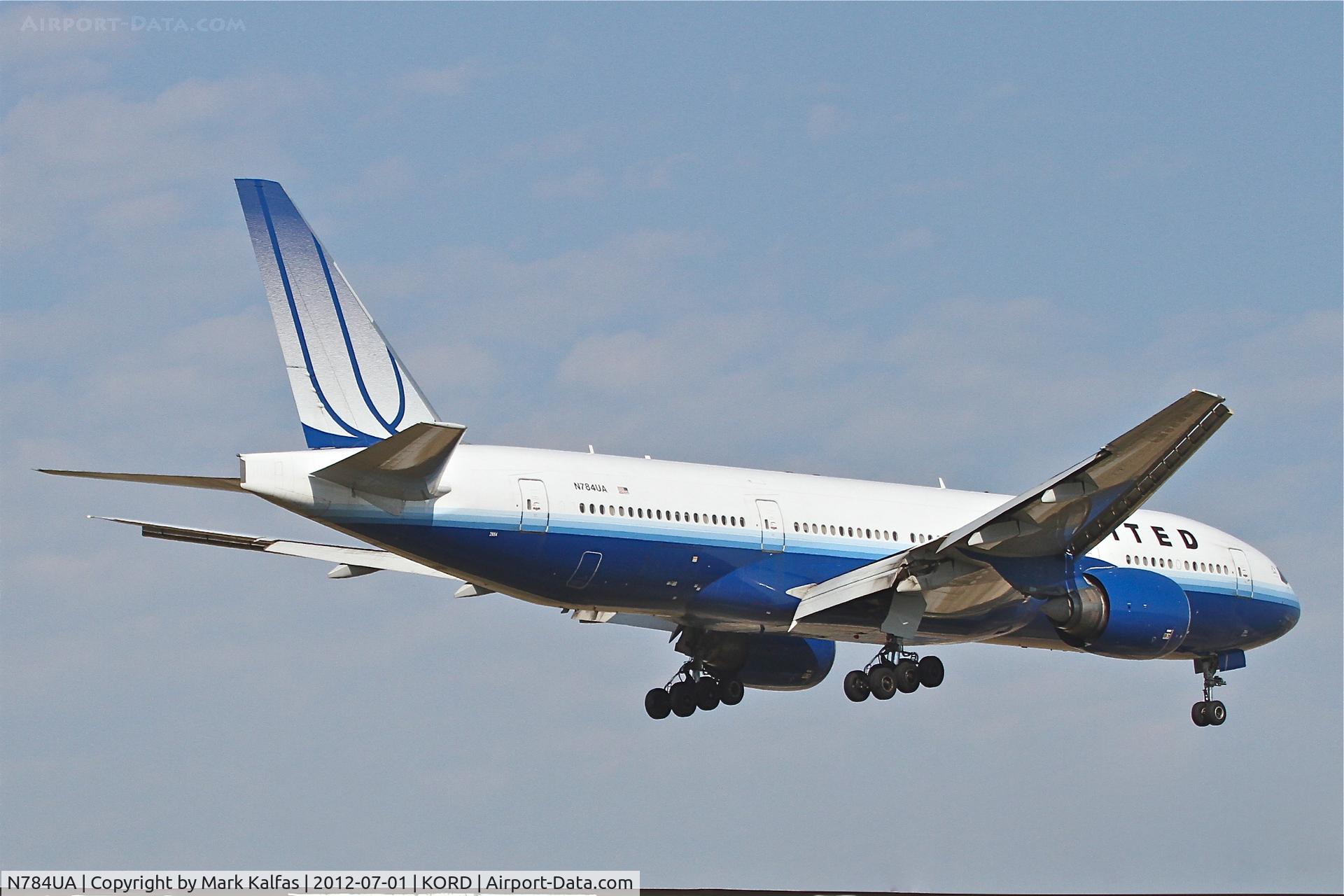 N784UA, 1997 Boeing 777-222/ER C/N 26951, United Airlines Boeing 777-222, UAL850 arriving from Shanghai Pudong Int'l /ZSPD, RWY 14R approach KORD.