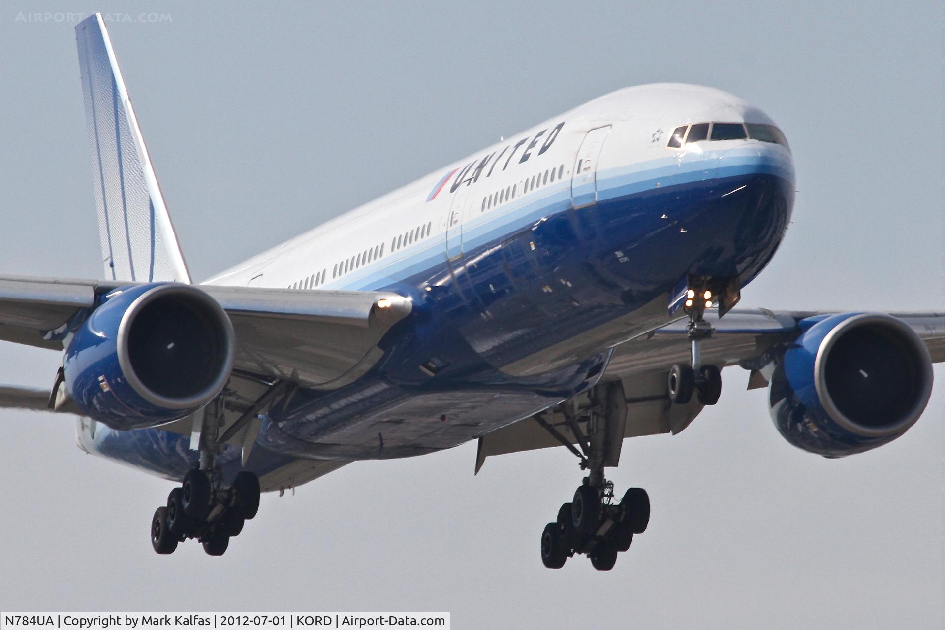 N784UA, 1997 Boeing 777-222/ER C/N 26951, United Airlines Boeing 777-222, UAL850 arriving from Shanghai Pudong Int'l /ZSPD, RWY 14R approach KORD.