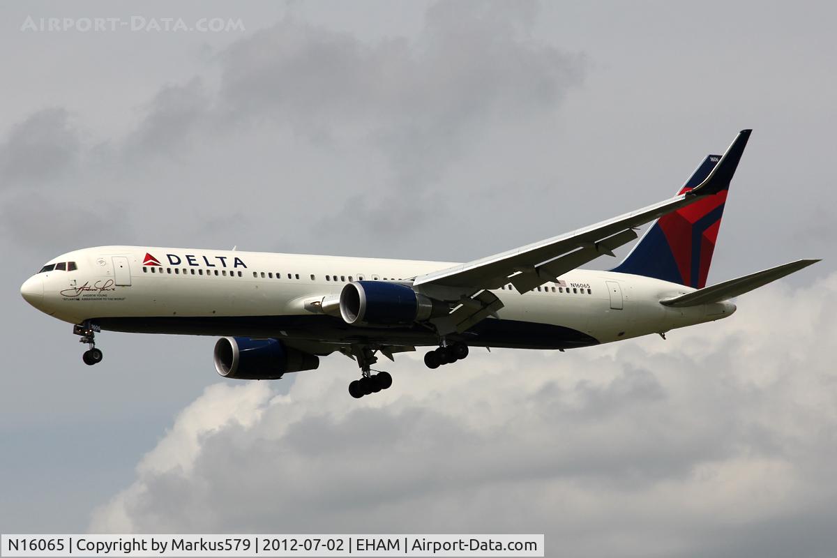 N16065, 1999 Boeing 767-332 C/N 30199, On short final for Polderbaan