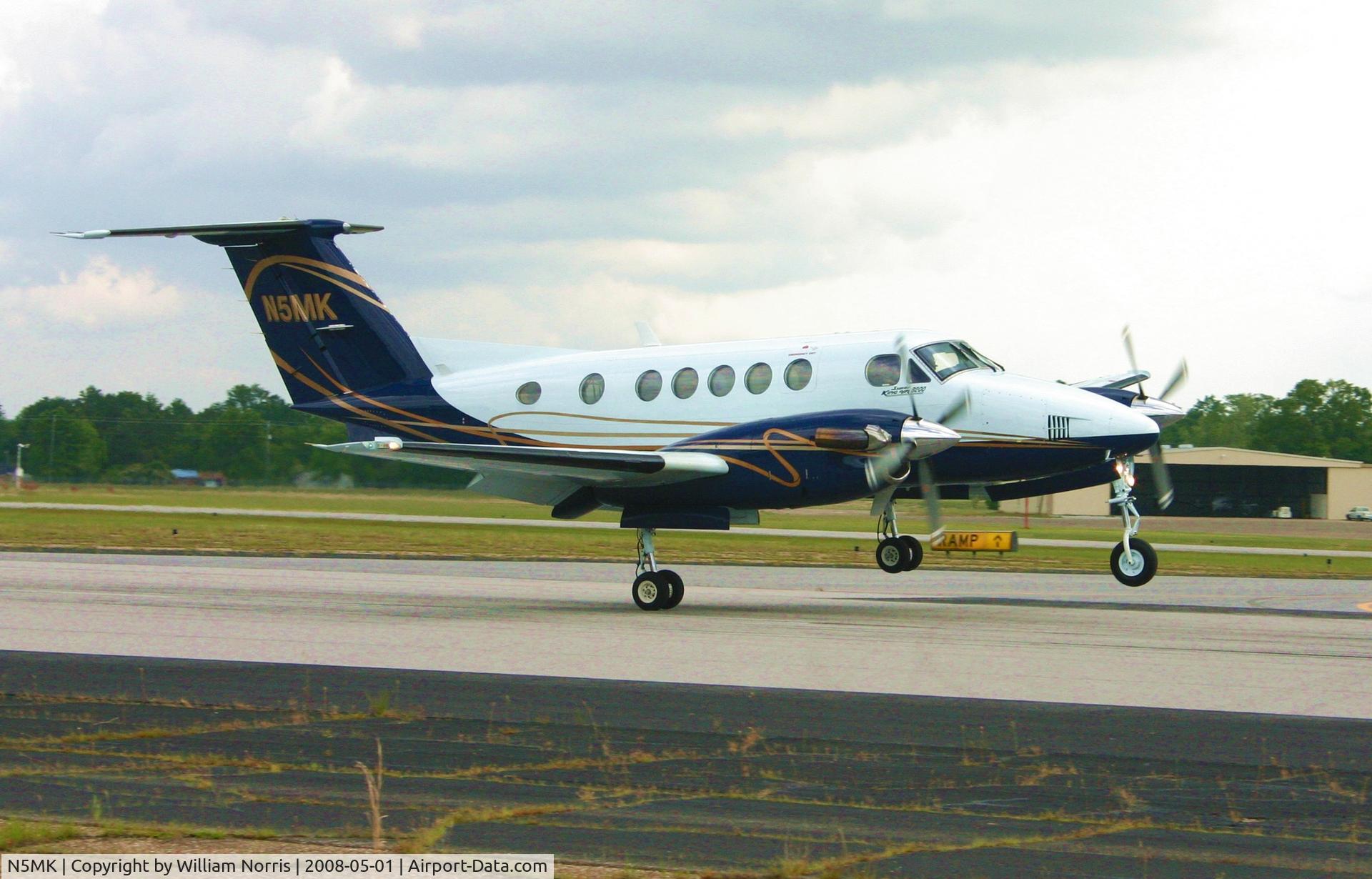 N5MK, 1979 Beech 200 C/N BB-537, Me landing my Kingair 200 strong crosswind