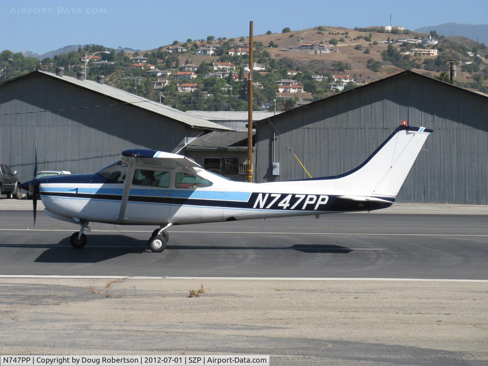 N747PP, 1980 Cessna 182R Skylane C/N R18201587, 1980 Cessna R182 SKYLANE RG, Lycoming O-540-J3C5D 235 Hp, takeoff roll Rwy 22