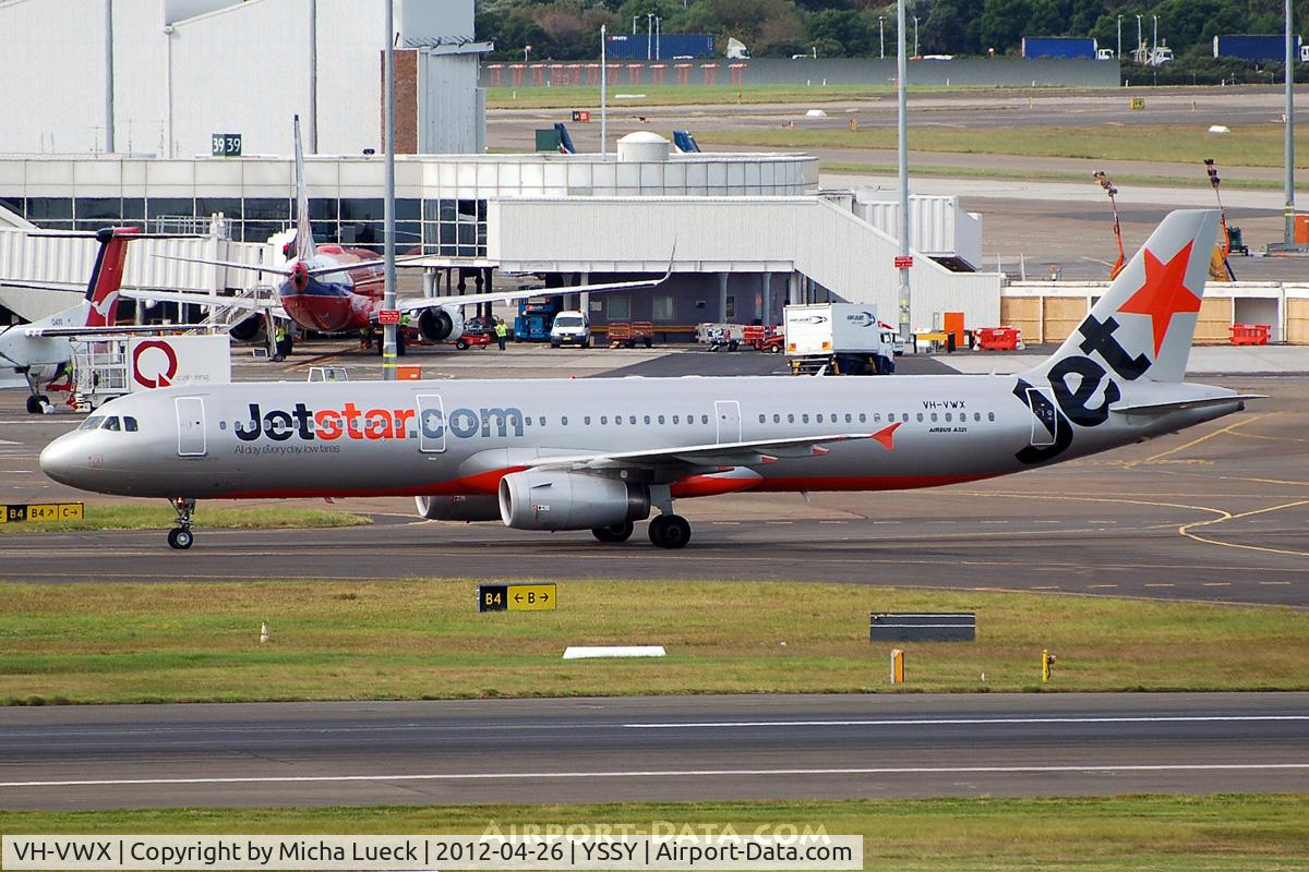 VH-VWX, 2009 Airbus A321-231 C/N 3899, At Sydney