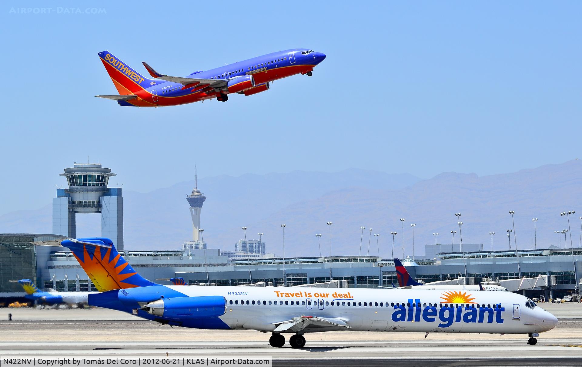 N422NV, 1985 McDonnell Douglas MD-82 (DC-9-82) C/N 49381, N422NV Allegiant Air Mcdonnell Douglas DC-9-82(MD-82) C/N 49381

N900WN Southwest Airlines 2007 Boeing 737-7H4 C/N 32544

- Las Vegas - McCarran International (LAS / KLAS)
USA - Nevada, June 21, 2012
Photo: Tomás Del Coro