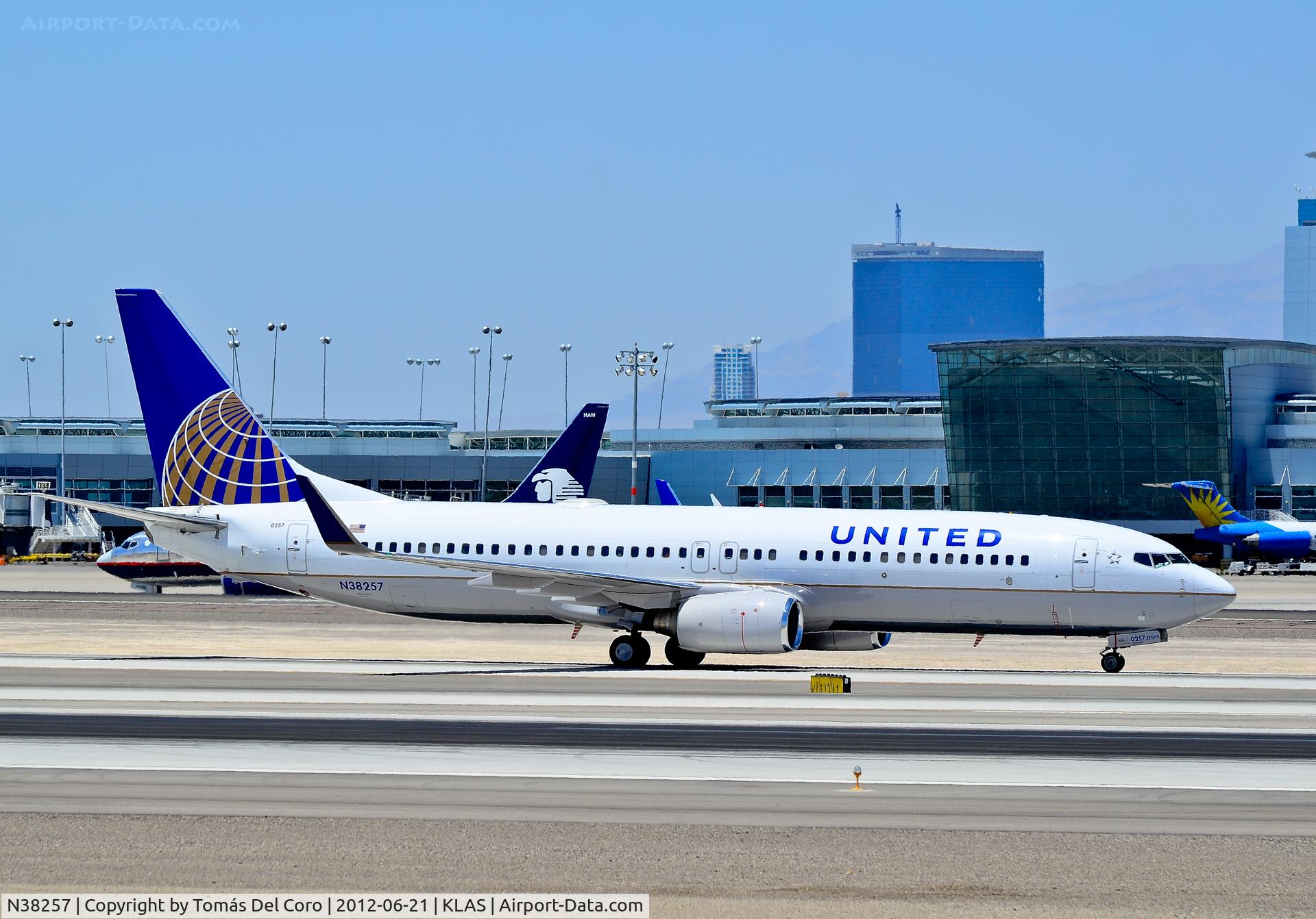 N38257, 2000 Boeing 737-824 C/N 30612, N38257 United Airlines 2000 Boeing 737-824 C/N 30612

- Las Vegas - McCarran International (LAS / KLAS)
USA - Nevada, June 21, 2012
Photo: Tomás Del Coro