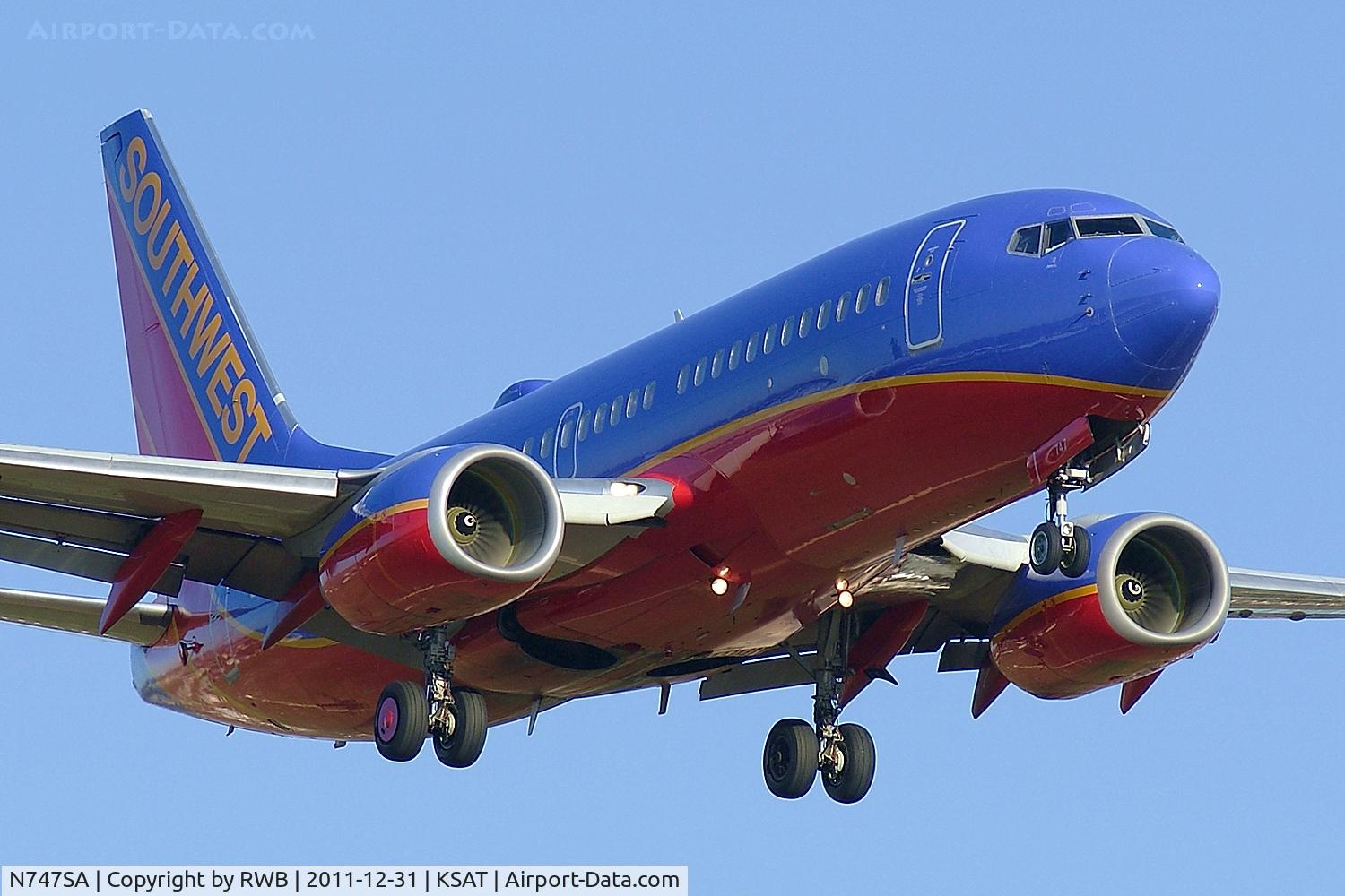 N747SA, 1999 Boeing 737-7H4 C/N 29799, On approach 12R