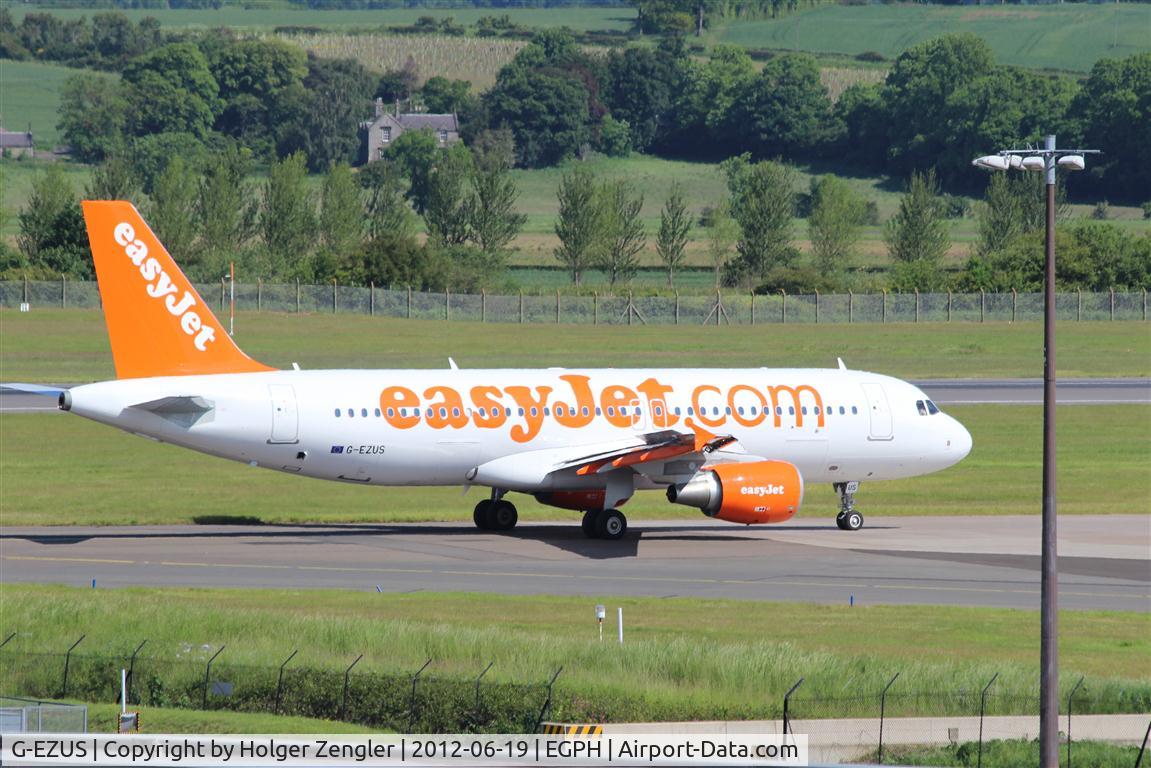 G-EZUS, 2012 Airbus A320-214 C/N 5104, Lining up for rwy 26........