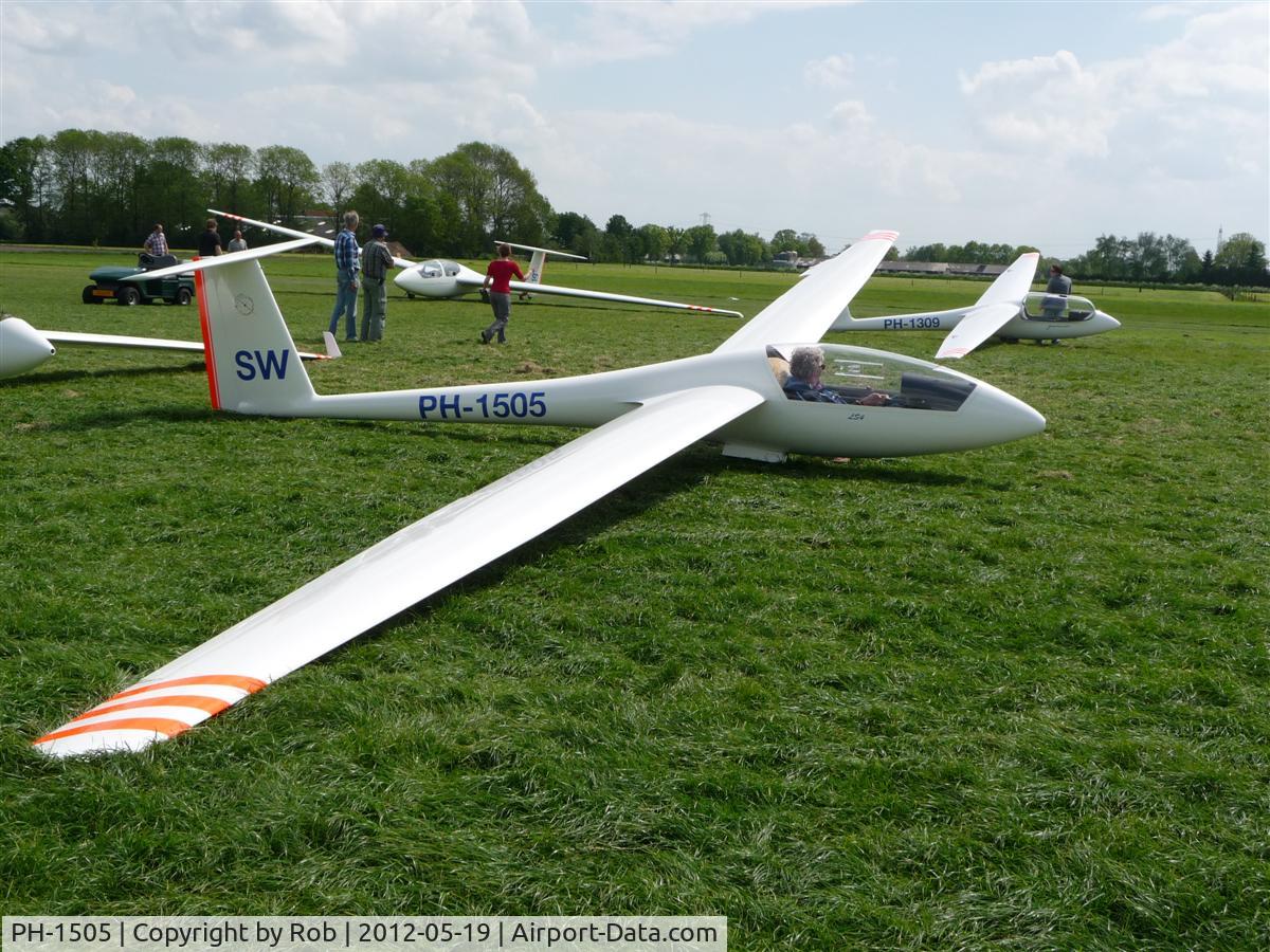 PH-1505, 1984 Rolladen-Schneider LS-4 C/N 4419, LS4 ready for takeoff