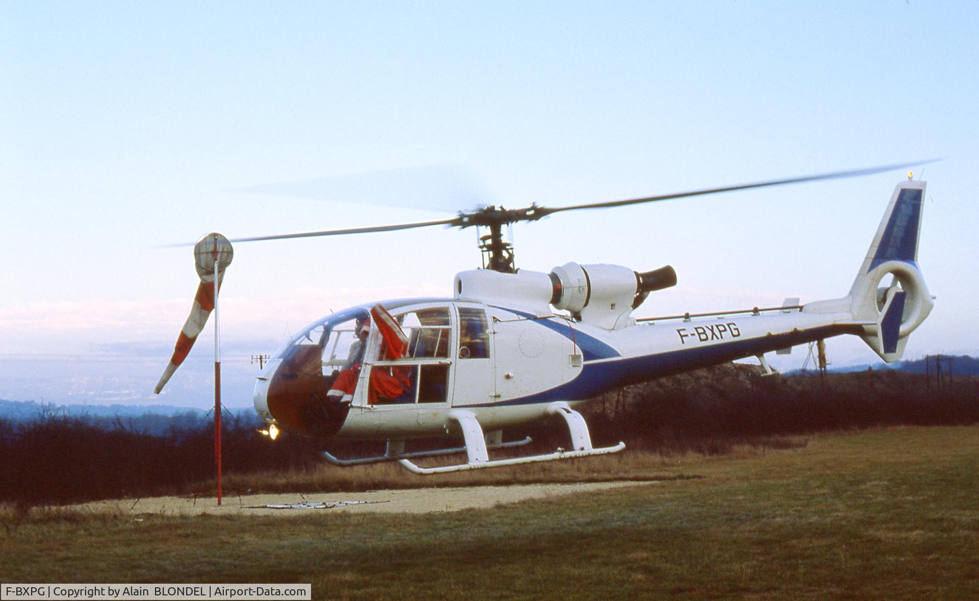 F-BXPG, 1973 Westland SA-341G Gazelle C/N WA1073, La Gazelle pilotée par Gérard DAVID, PDG d'AUXIAIR atterrit sur le terrain de CESSIEU (Isère)  avec à bord le Père Noël pour la plus grande joie des enfants des membres de l'aéro-club de LA TOUR DU PIN/BOURGOIN-JALLIEU.