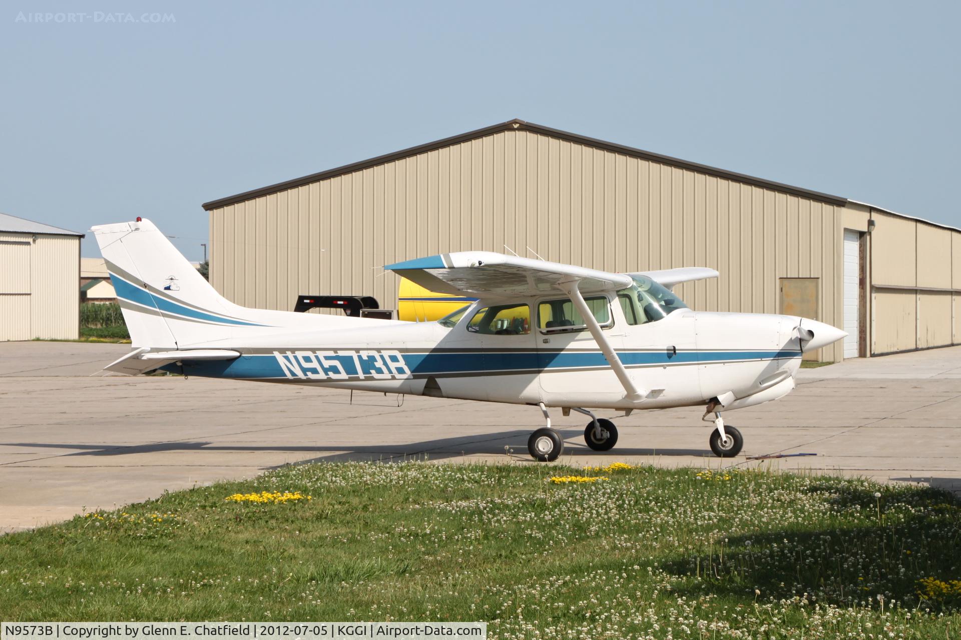 N9573B, 1981 Cessna 172RG Cutlass RG C/N 172RG0890, Parked on the ramp