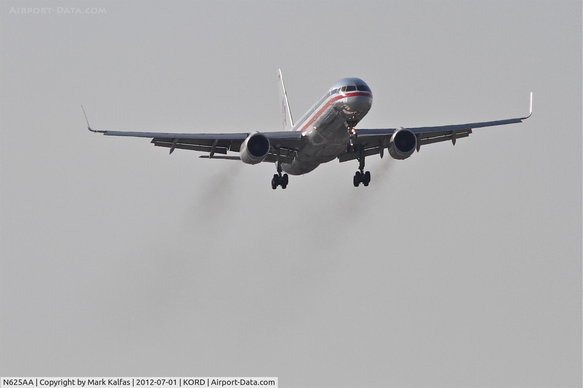 N625AA, 1990 Boeing 757-223 C/N 24583, Adding power to catch the glide slope, American Airlines Boeing 757-223, AAL1076 arrives from John Wayne Airport /KSNA, RWY 14R approach KORD.