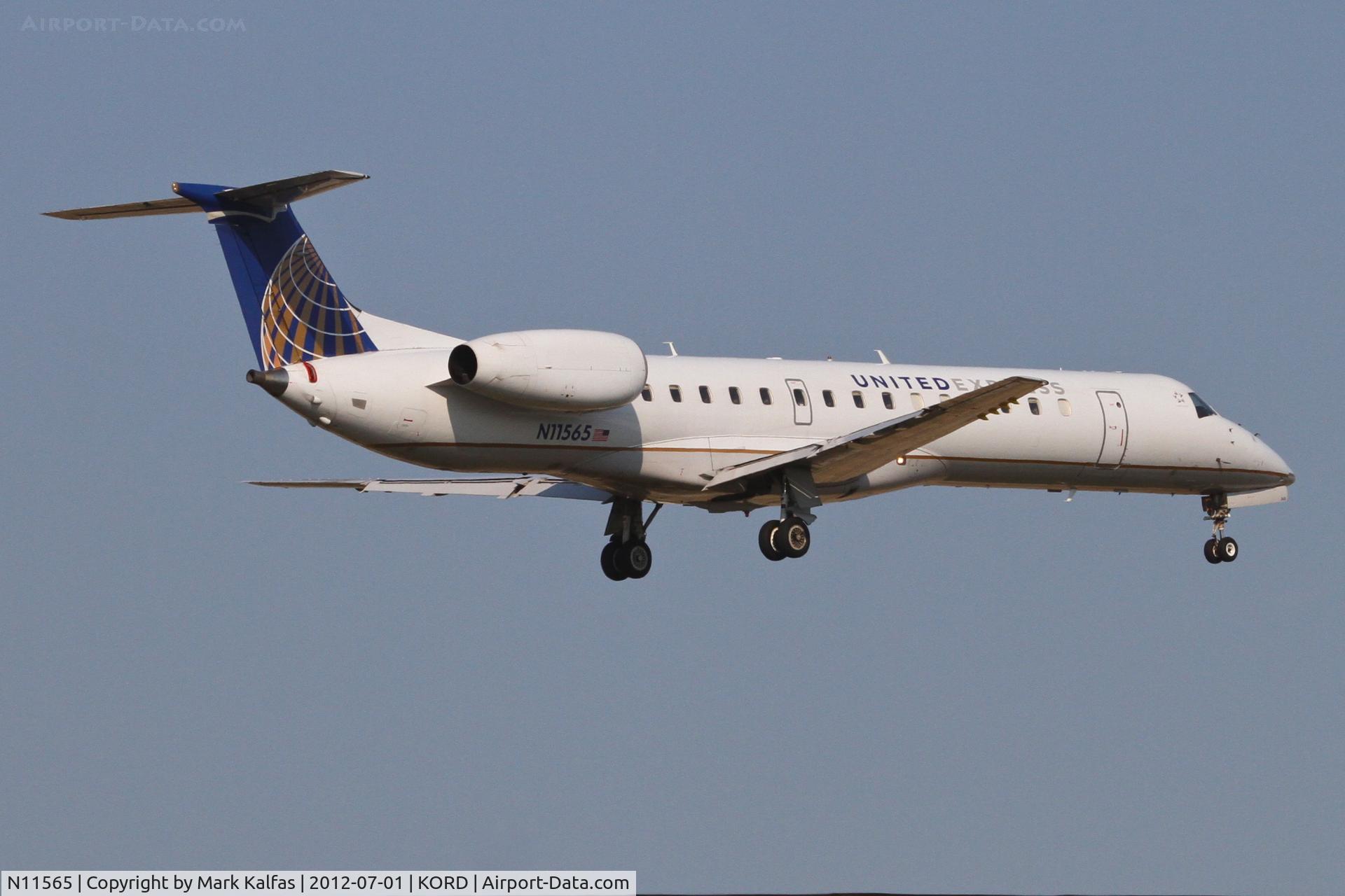 N11565, 2002 Embraer ERJ-145LR (EMB-145LR) C/N 145621, ExpressJet/United Express Embraer EMB-145LR, ASQ6066 arriving from Memphis Intl' /KMEM, RWY 16R approach KORD.