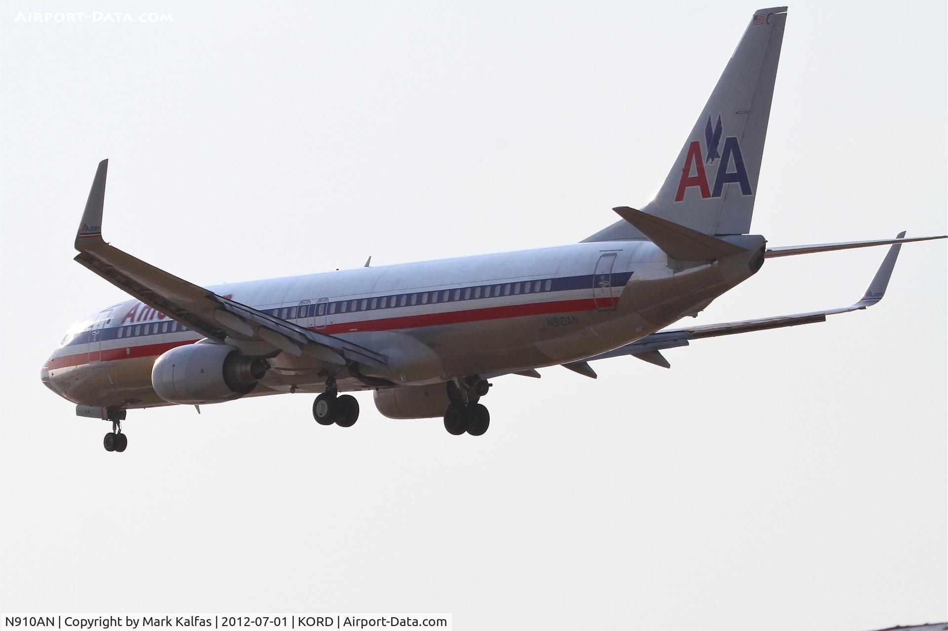 N910AN, 1999 Boeing 737-823 C/N 29512, American Airlines Boeing 737-823, AAL596 arriving from Lic. Benito Juarez Int'l /MMMX, RWY 28 approach KORD.