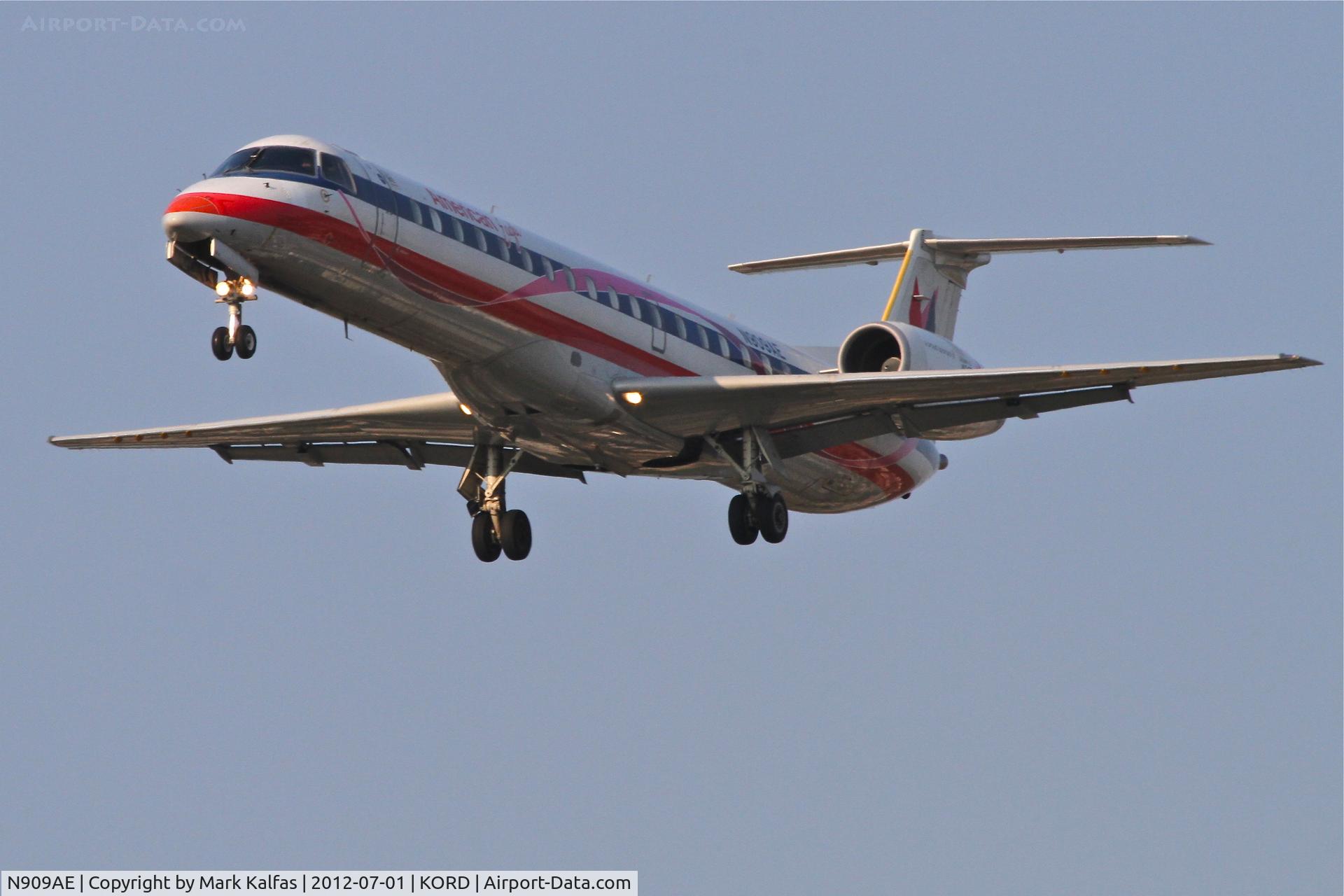 N909AE, 2005 Embraer ERJ-145LR (EMB-145LR) C/N 14500899, American Eagle EMB-145LR, EGF3999 arriving from Hector Int'l /KFAR,  RWY 10 approach KORD.