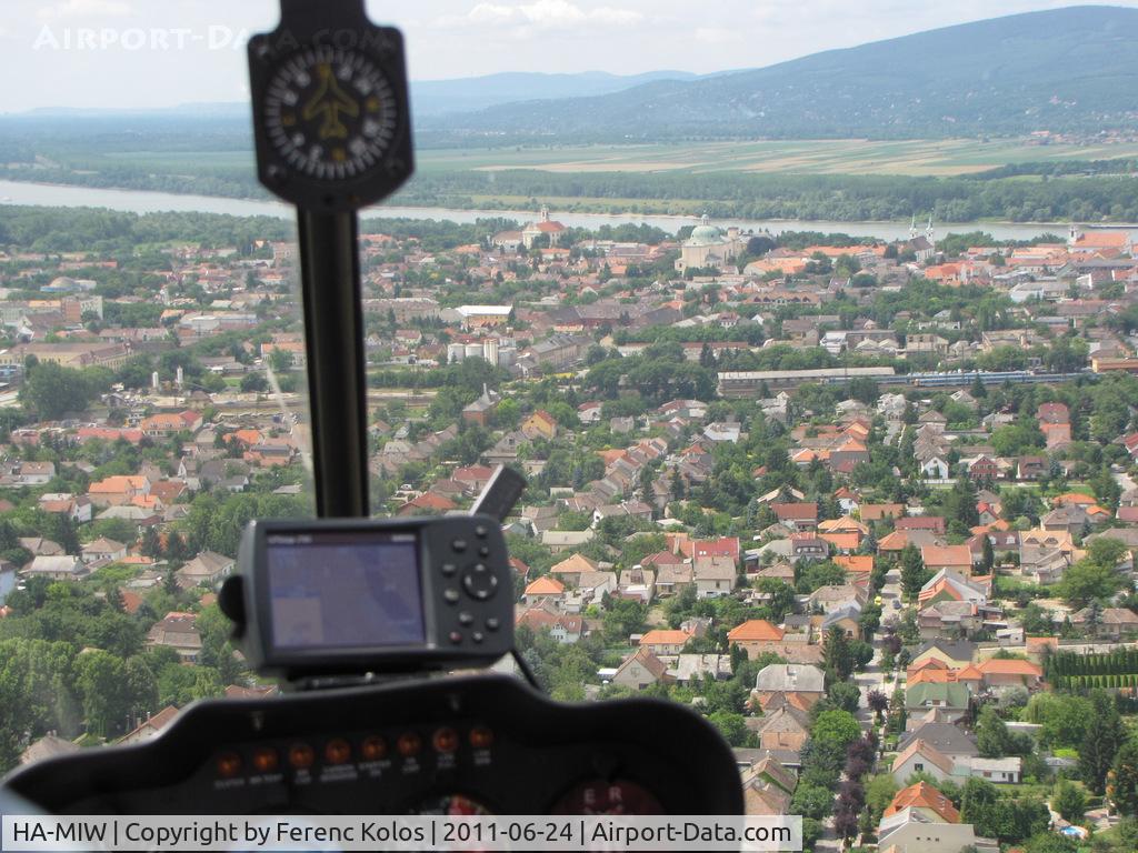 HA-MIW, 1998 Robinson R44 Astro C/N 0543, Vác