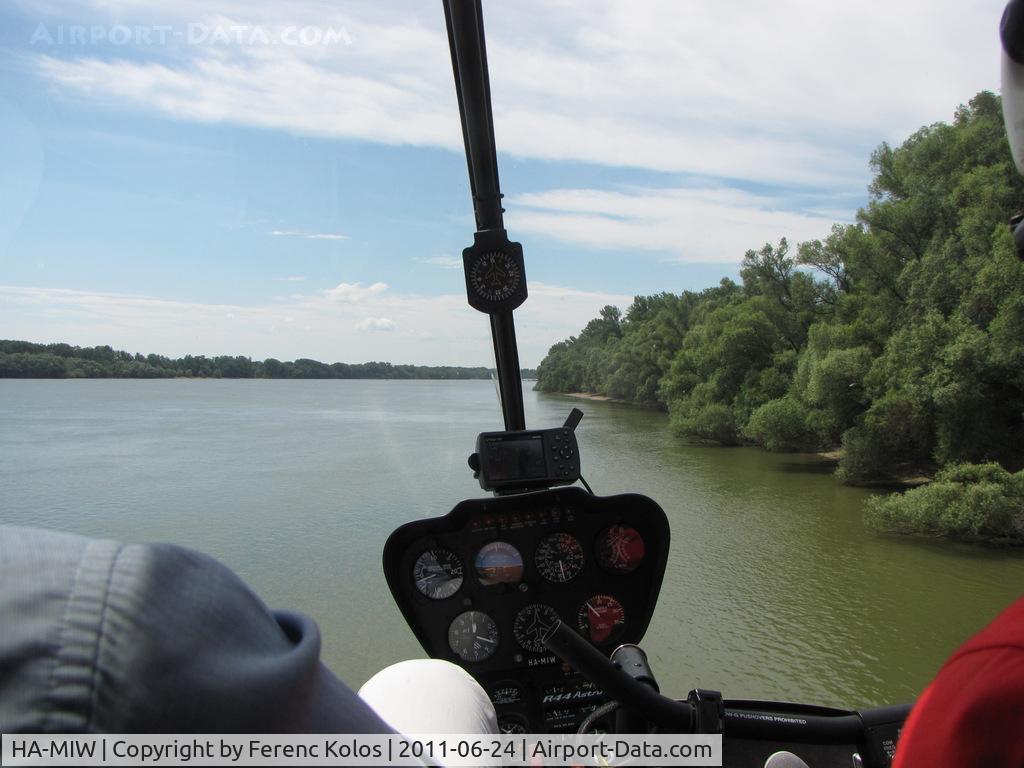 HA-MIW, 1998 Robinson R44 Astro C/N 0543, Vác