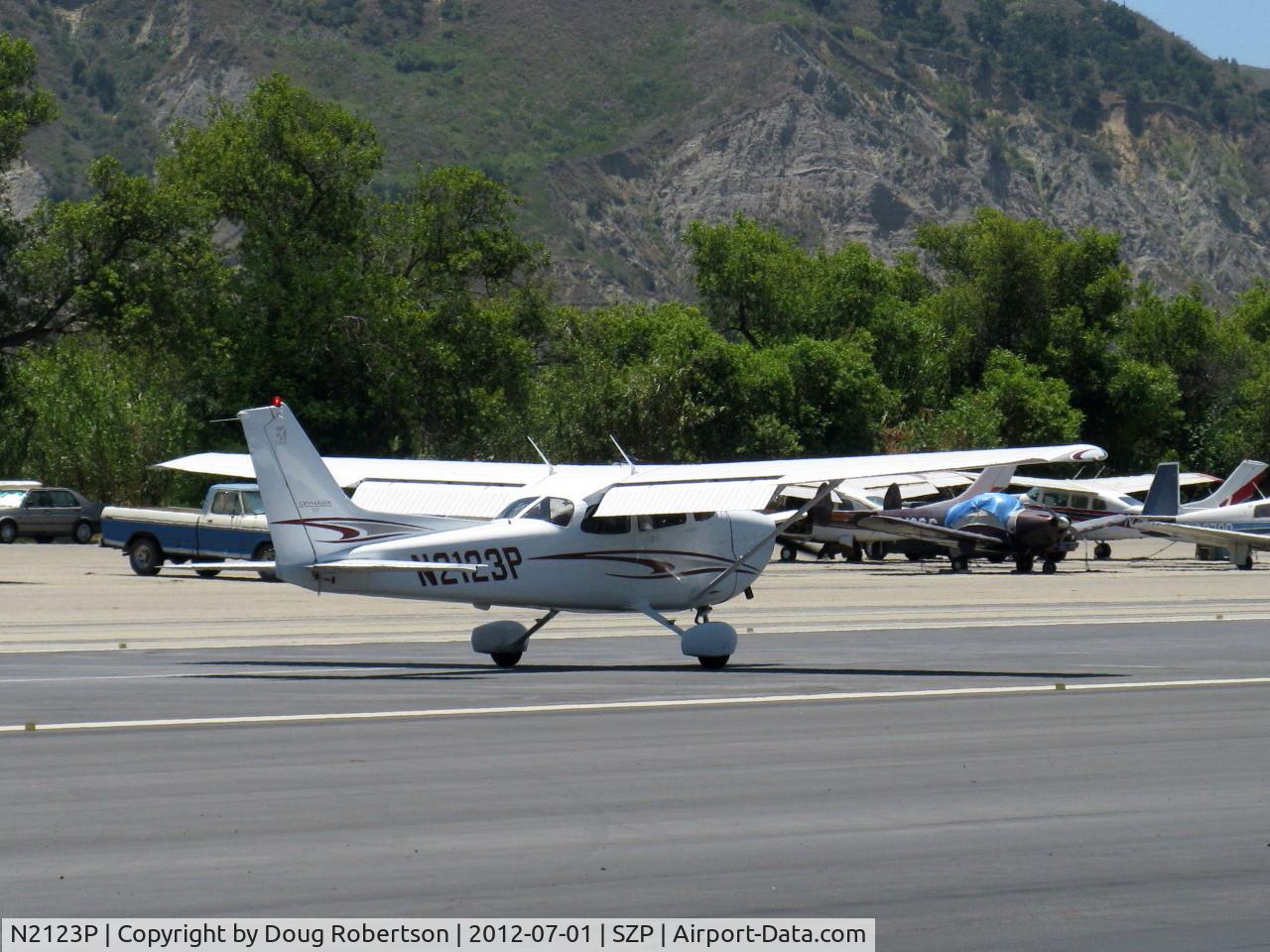 N2123P, 2005 Cessna 172S C/N 172S10000, 2005 Cessna 172S SKYHAWK SP, Lycoming IO-360-L2A 180 Hp, landing roll Rwy 22