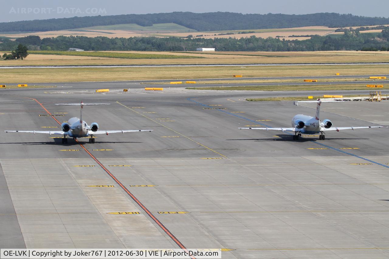 OE-LVK, 1992 Fokker 100 (F-28-0100) C/N 11397, Austrian arrows