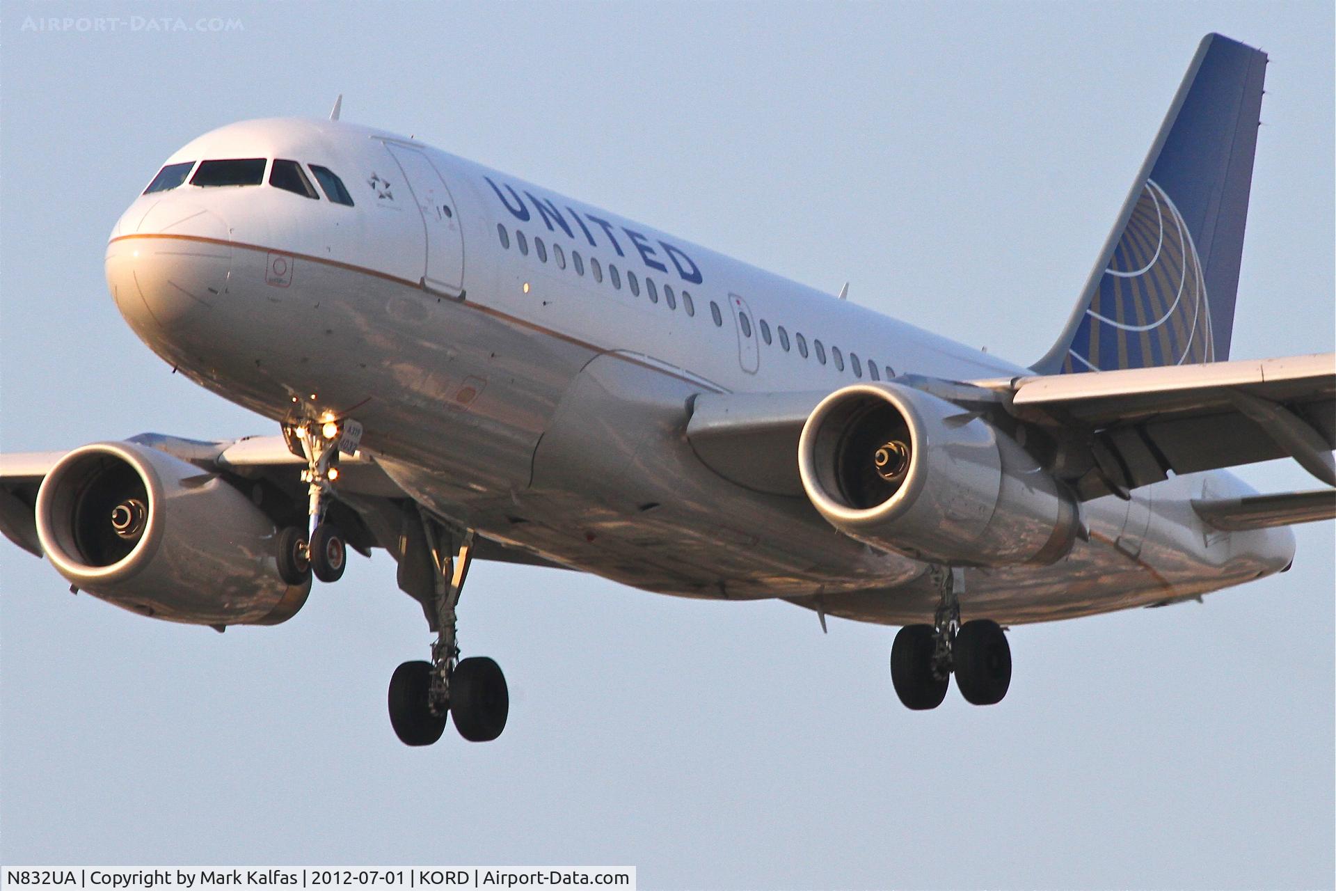 N832UA, 2000 Airbus A319-131 C/N 1321, United Airlines Airbus A319-131, UAL392 arriving from Houston Bush Intercontinental Airport /KIAH, RWY 28 approach KORD.