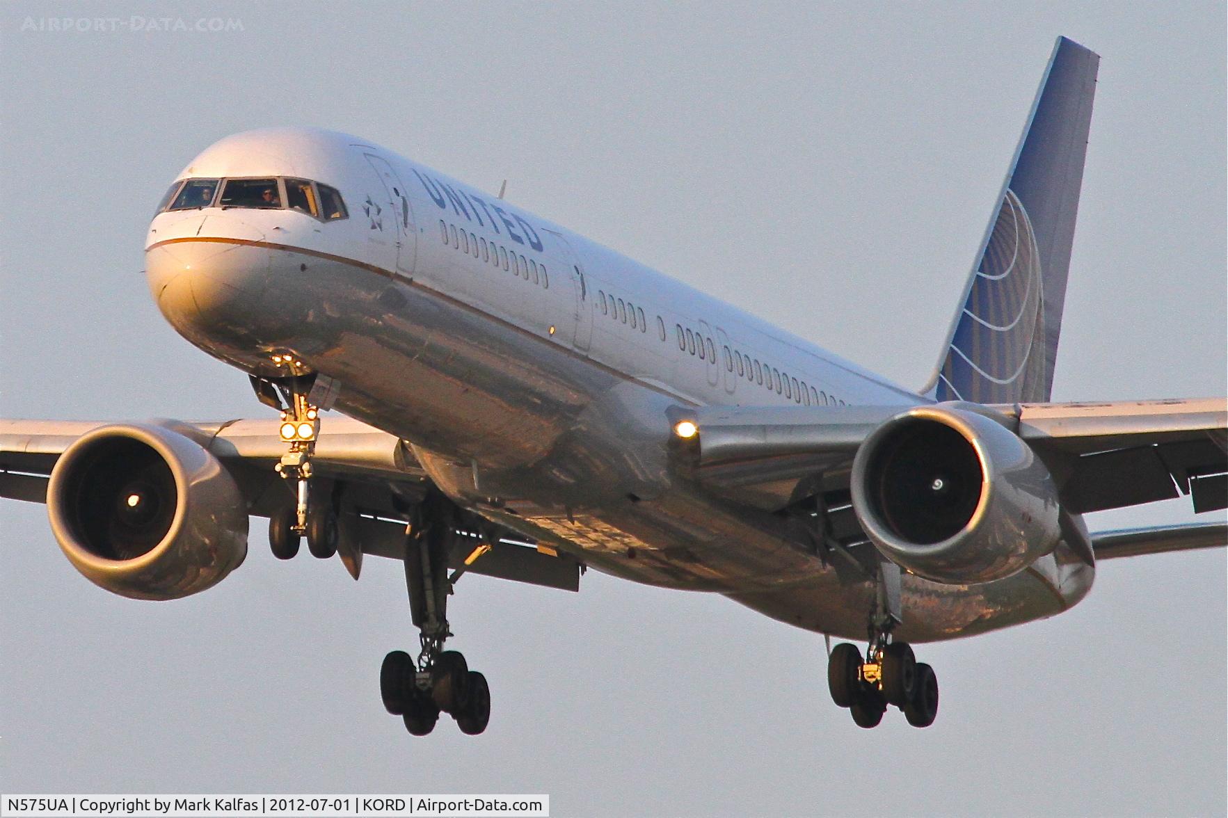 N575UA, 1993 Boeing 757-222 C/N 26689, United Airlines Boeing 757-222, UAL938 arriving from Denver International /KDEN, RWY 28 approach KORD.