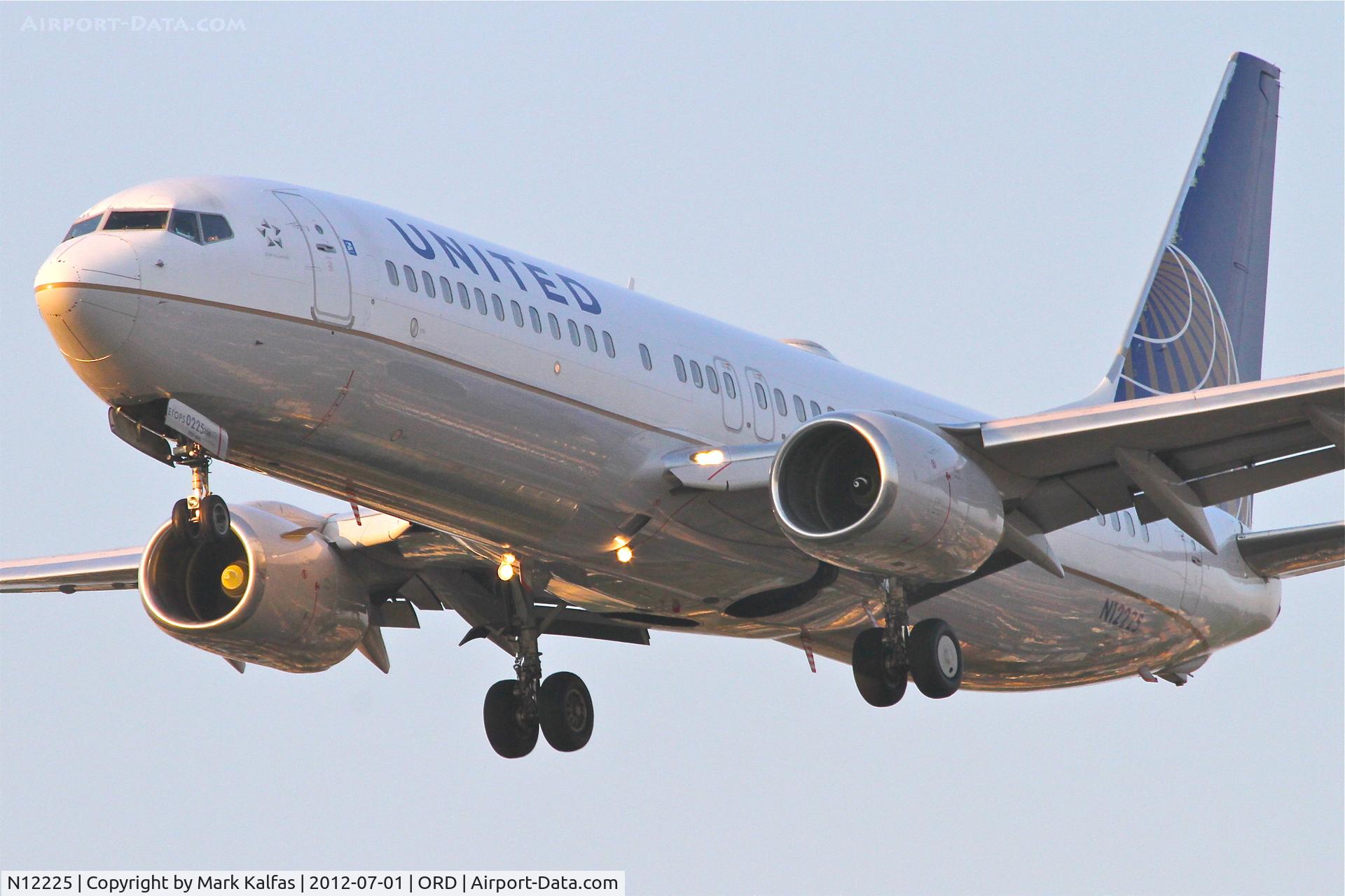 N12225, 1998 Boeing 737-824 C/N 28934, United Airlines Boeing 737-824, UAL1168 arriving from
Houston/KIAH, RWY 28 approach KORD.