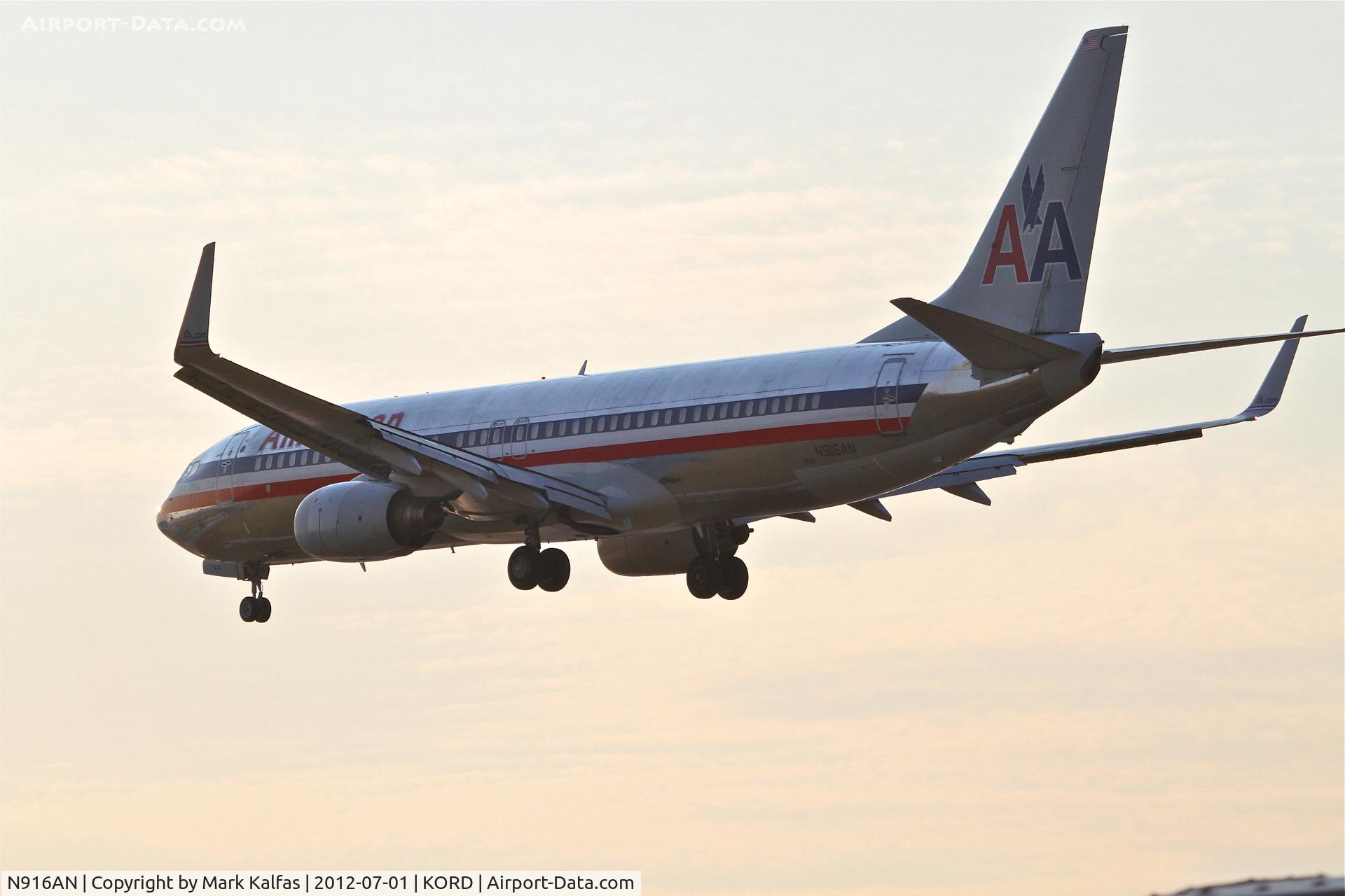 N916AN, 1999 Boeing 737-823 C/N 29517, American Airlines Boeing 737-823, AAL2216 arriving from Los Angeles International /KLAX, RWY 28 approach KORD.