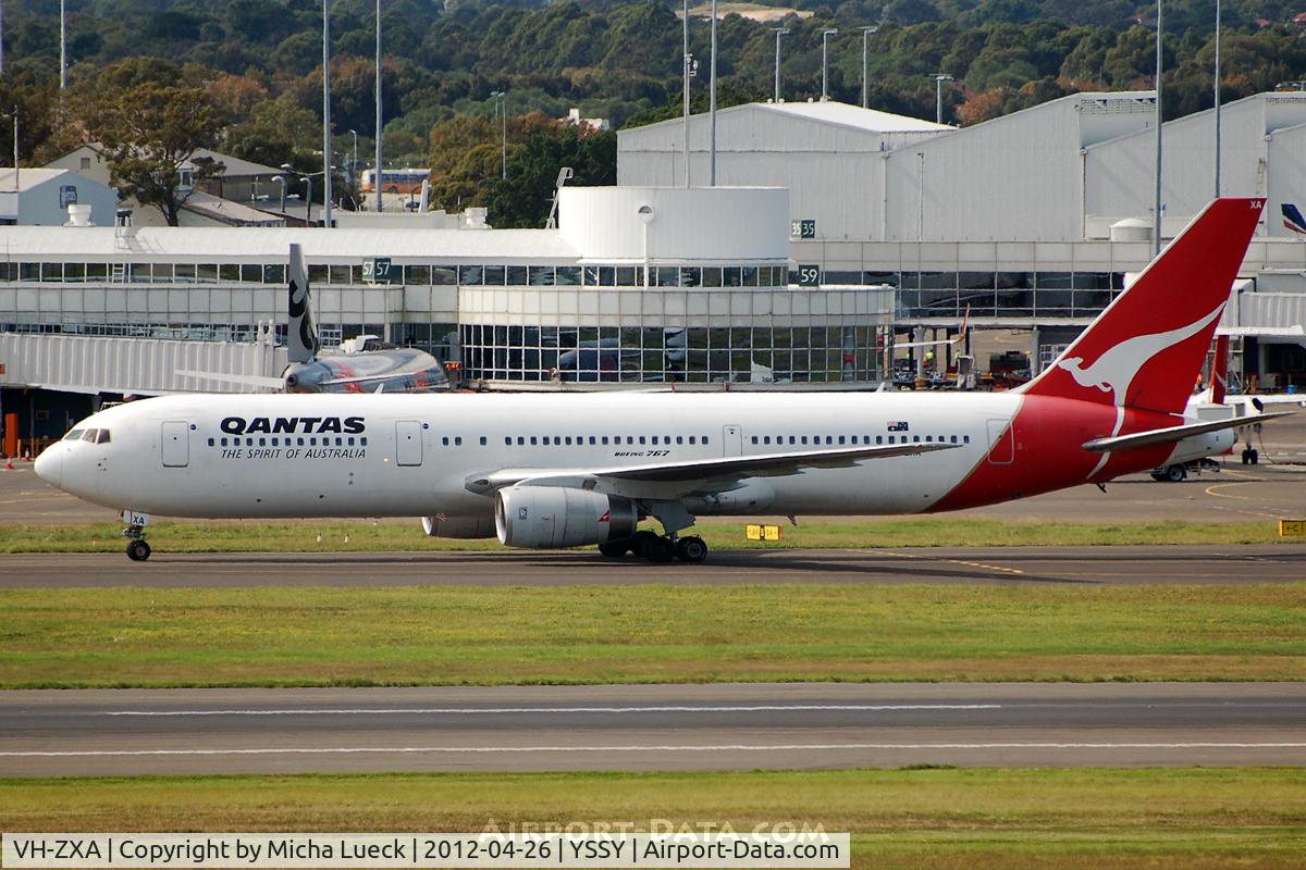 VH-ZXA, 1990 Boeing 767-336 C/N 24337, At Sydney