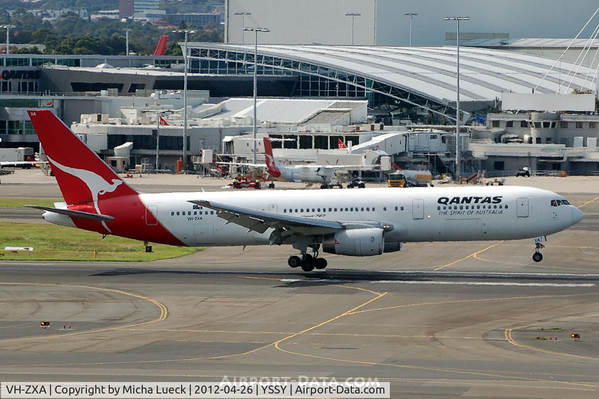 VH-ZXA, 1990 Boeing 767-336 C/N 24337, At Sydney