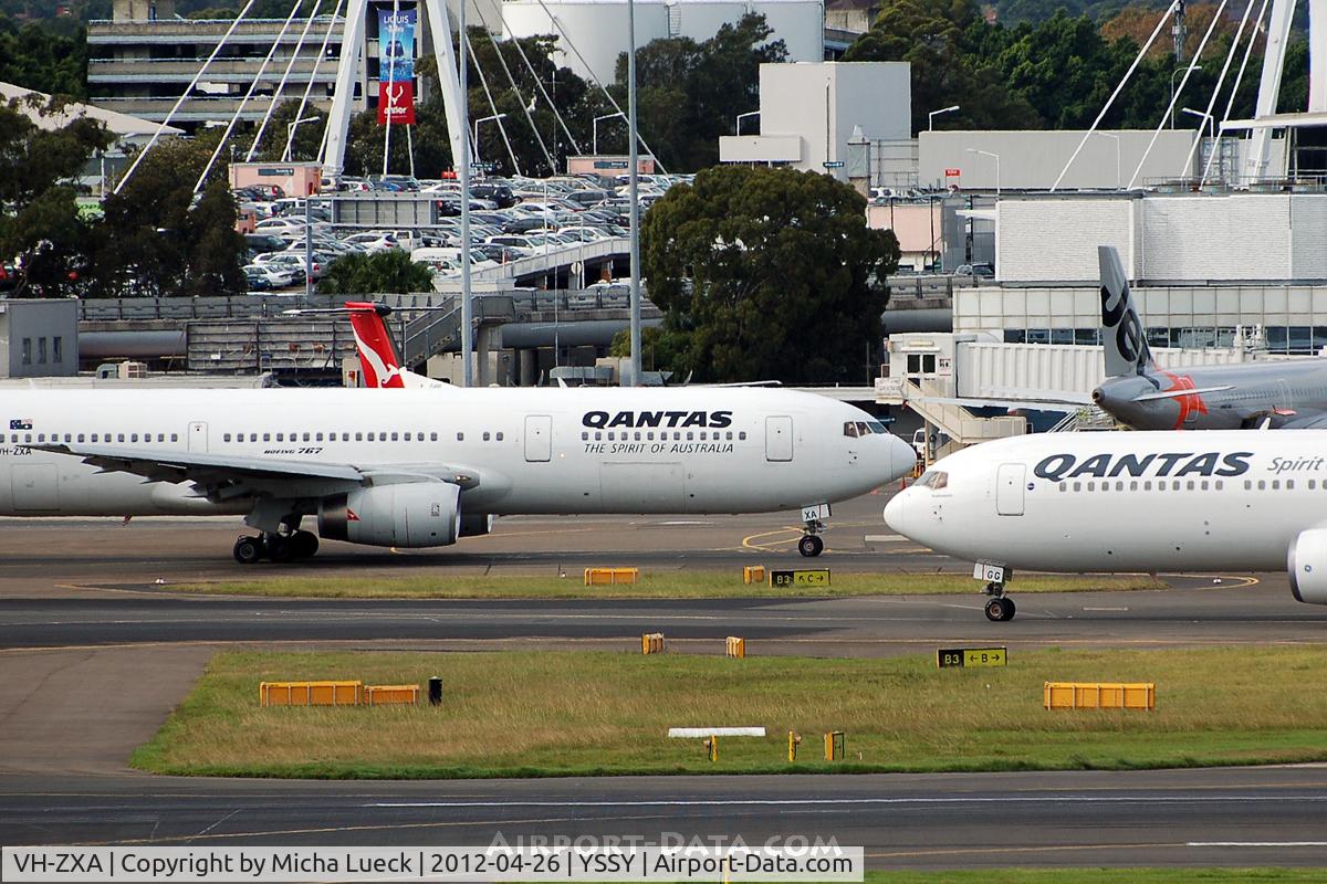 VH-ZXA, 1990 Boeing 767-336 C/N 24337, VH-ZXA and VH-OGG eye to eye :)