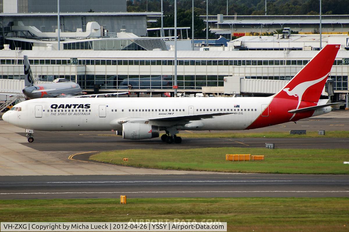 VH-ZXG, 1992 Boeing 767-336/ER C/N 25443, At Sydney