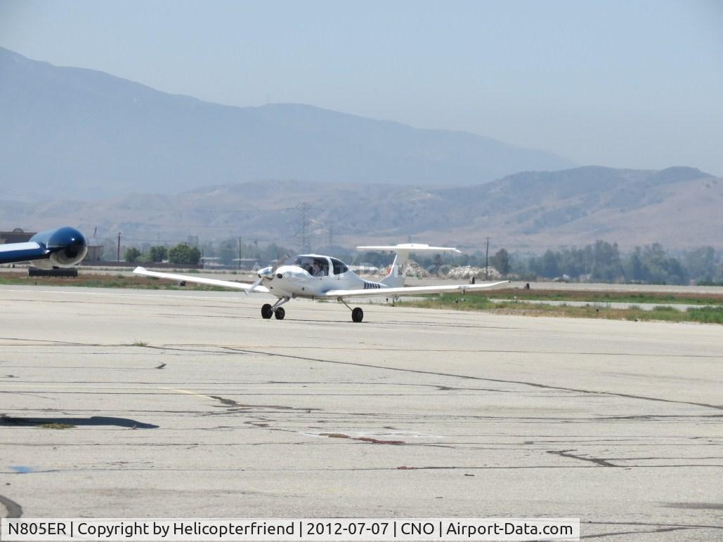 N805ER, 2003 Diamond DA-40 Diamond Star C/N 40.316, Taxiing towards 26 after landing