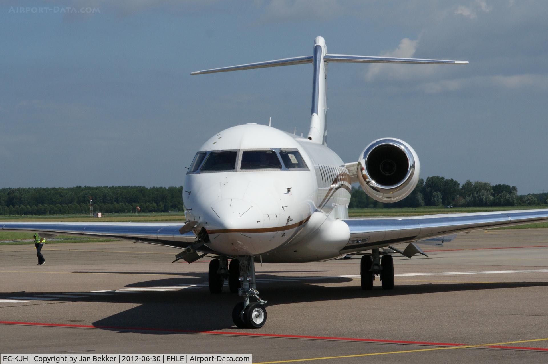 EC-KJH, 2001 Bombardier BD-700-1A10 Global Express C/N 9094, Arriving at Airport Lelystad to get a new livery by QAPS