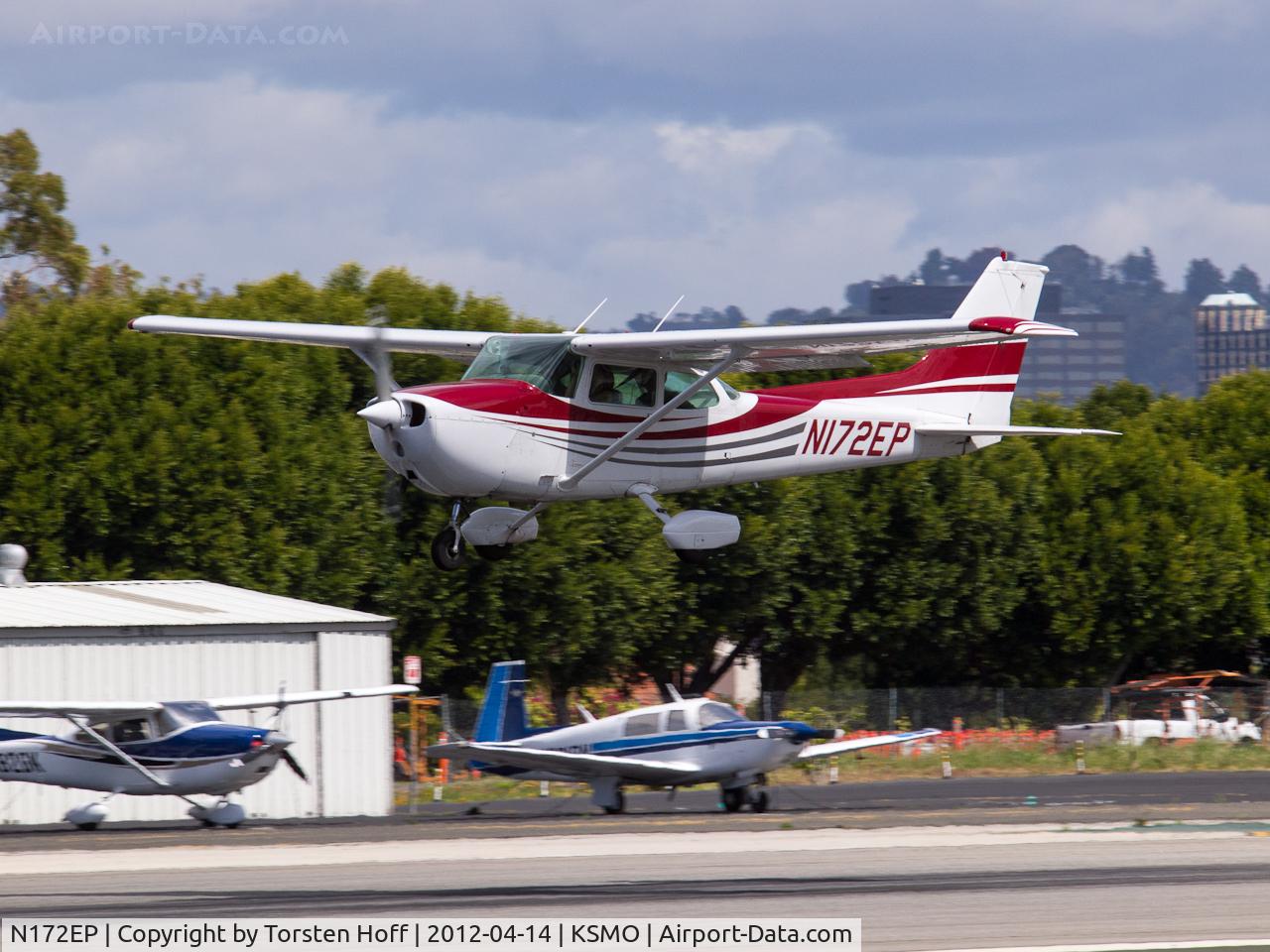 N172EP, 1976 Cessna 172N C/N 17267932, N172EP arriving on RWY 21
