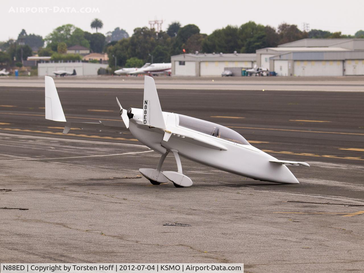 N88ED, 1990 Rutan VariEze C/N 946, N88ED parked on the tarmac at KSMO