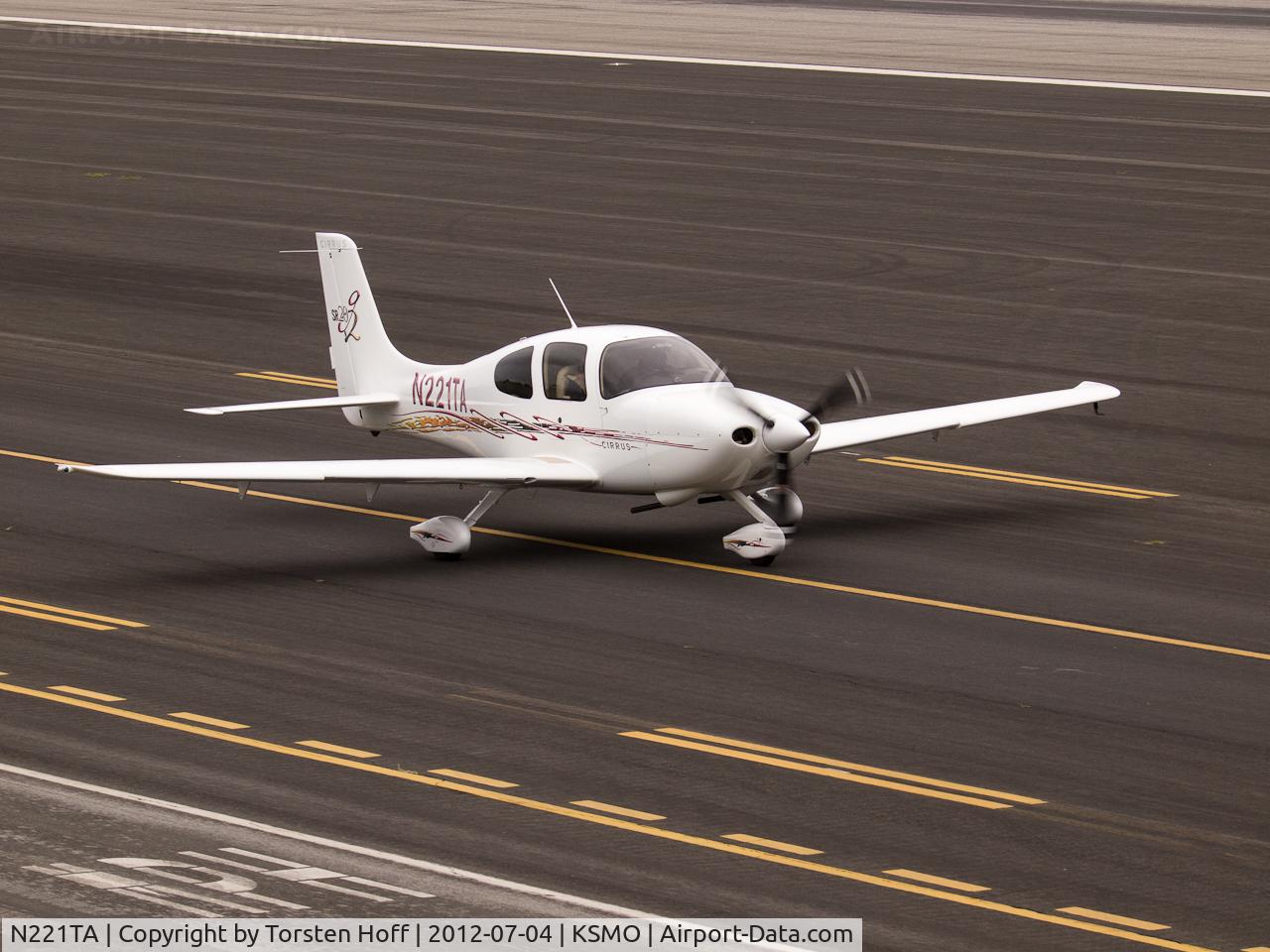 N221TA, 2007 Cirrus SR20 G2 C/N 1794, N221TA taxiing