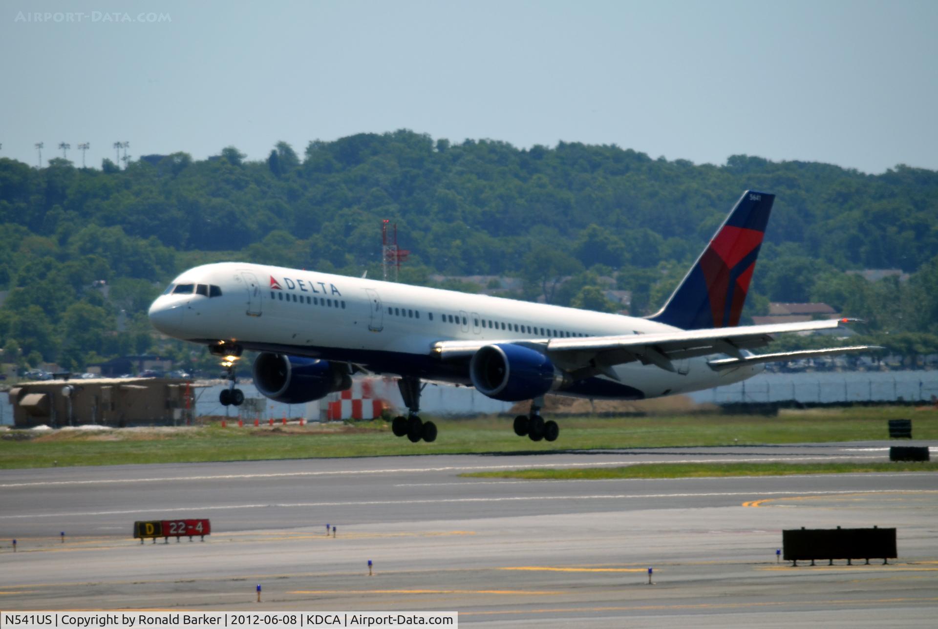 N541US, 1996 Boeing 757-251 C/N 26488, Landing DCA