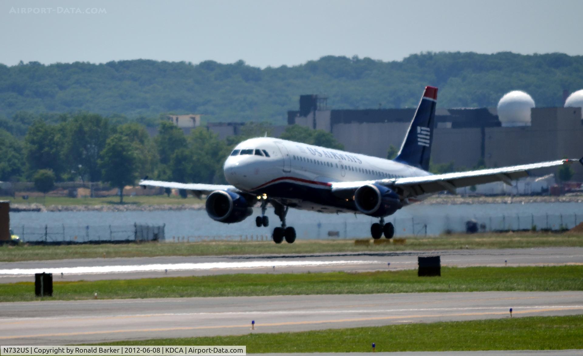N732US, 2000 Airbus A319-112 C/N 1203, Landing DCA, VA